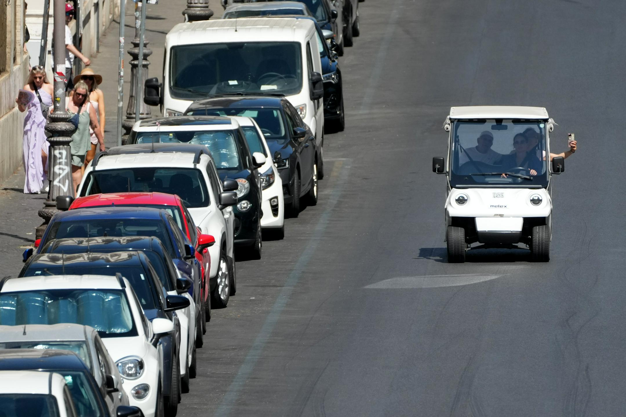 Središče Rima so preplavila vozila za golf. Rešitev za kaotičen promet ali nova nočna mora?