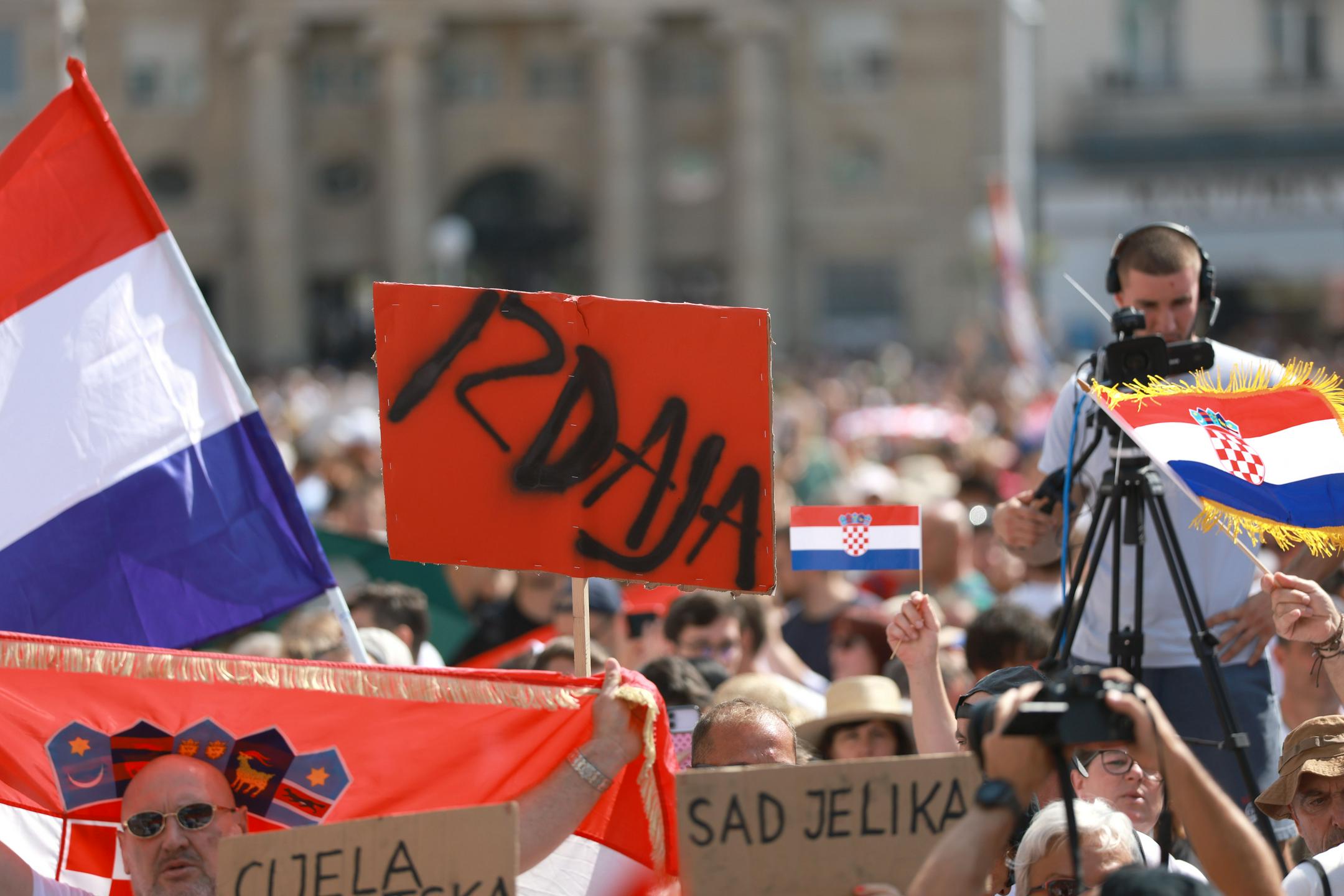 Množični protest v Zagrebu: "Gospić je simbol korupcije in brezbrižnosti do državljanov"