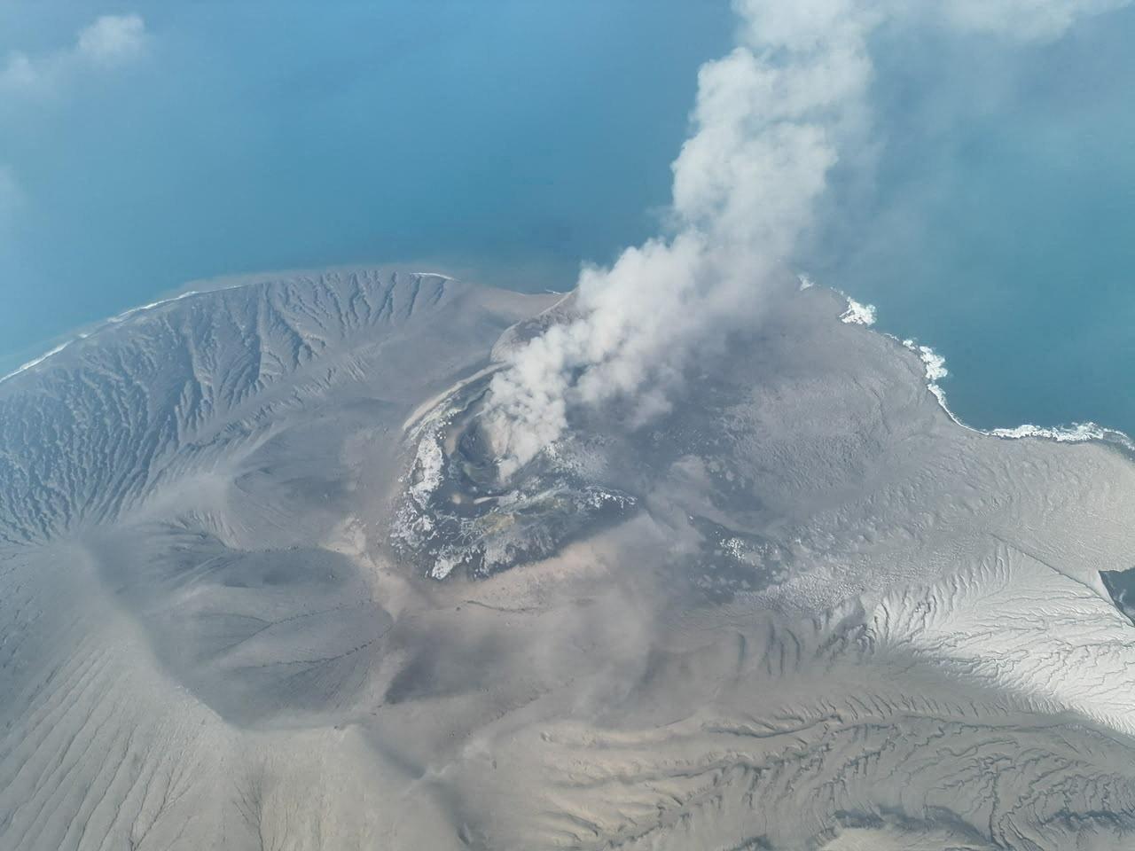 Izbruh ognjenika Anak Krakatau ohromil letalski promet v delu Indonezije