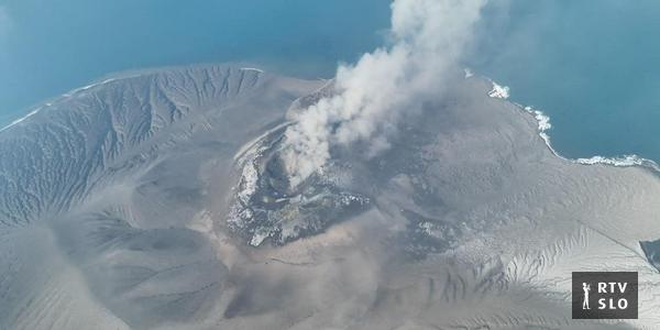Photo: rtvslo.si Anak Krakatau : l'éruption du volcan ferme six aéroports en Indonésie