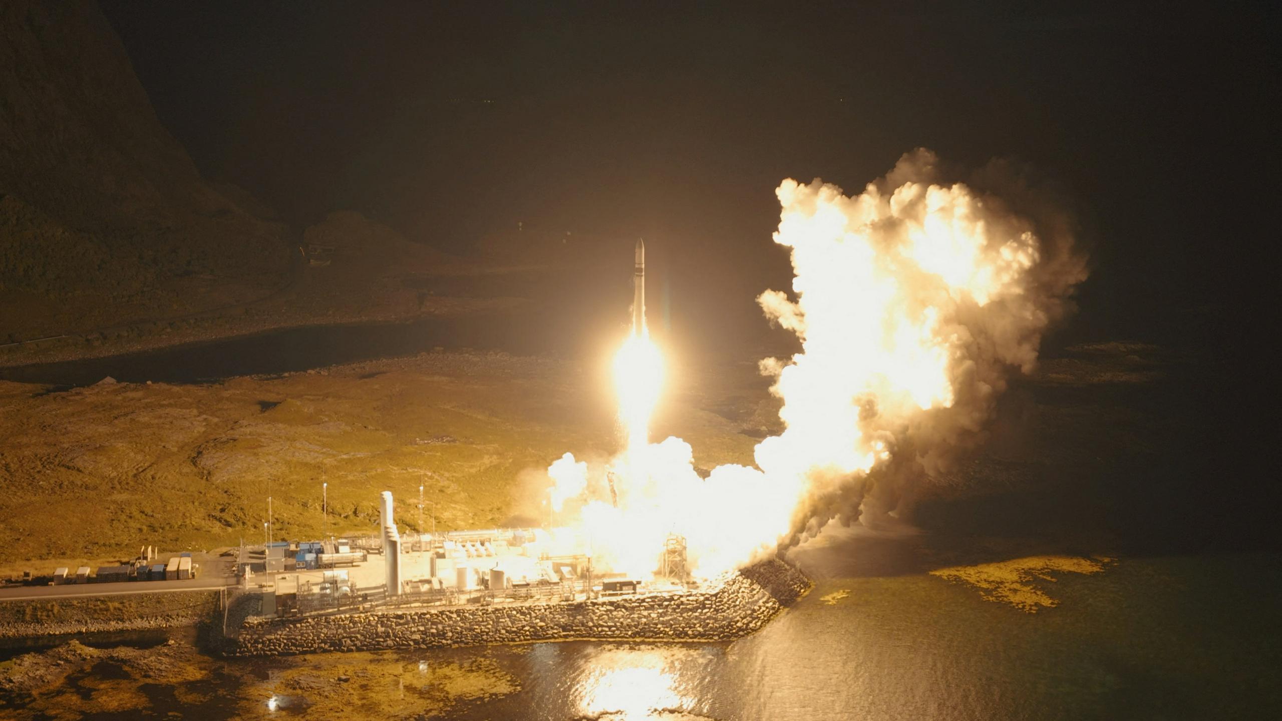V vesolje uspešno izstreljen slovenski satelit TRISAT-S