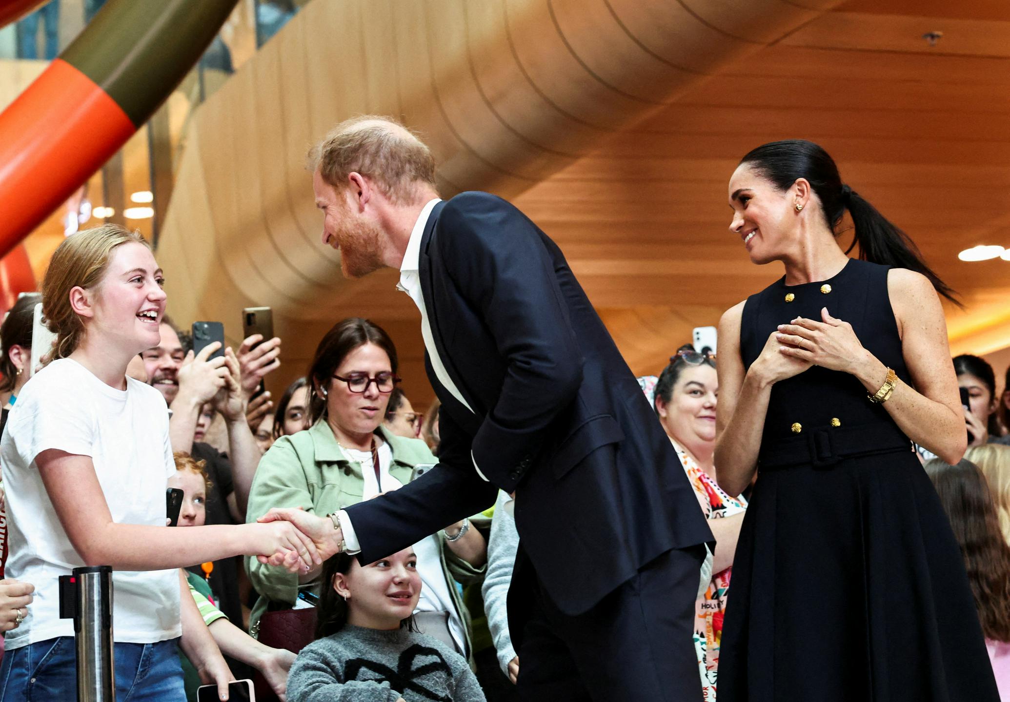 Navodilo kralja Karla ob vrnitvi "izgubljenega sina": Harry in Meghan ostajata navadna državljana
