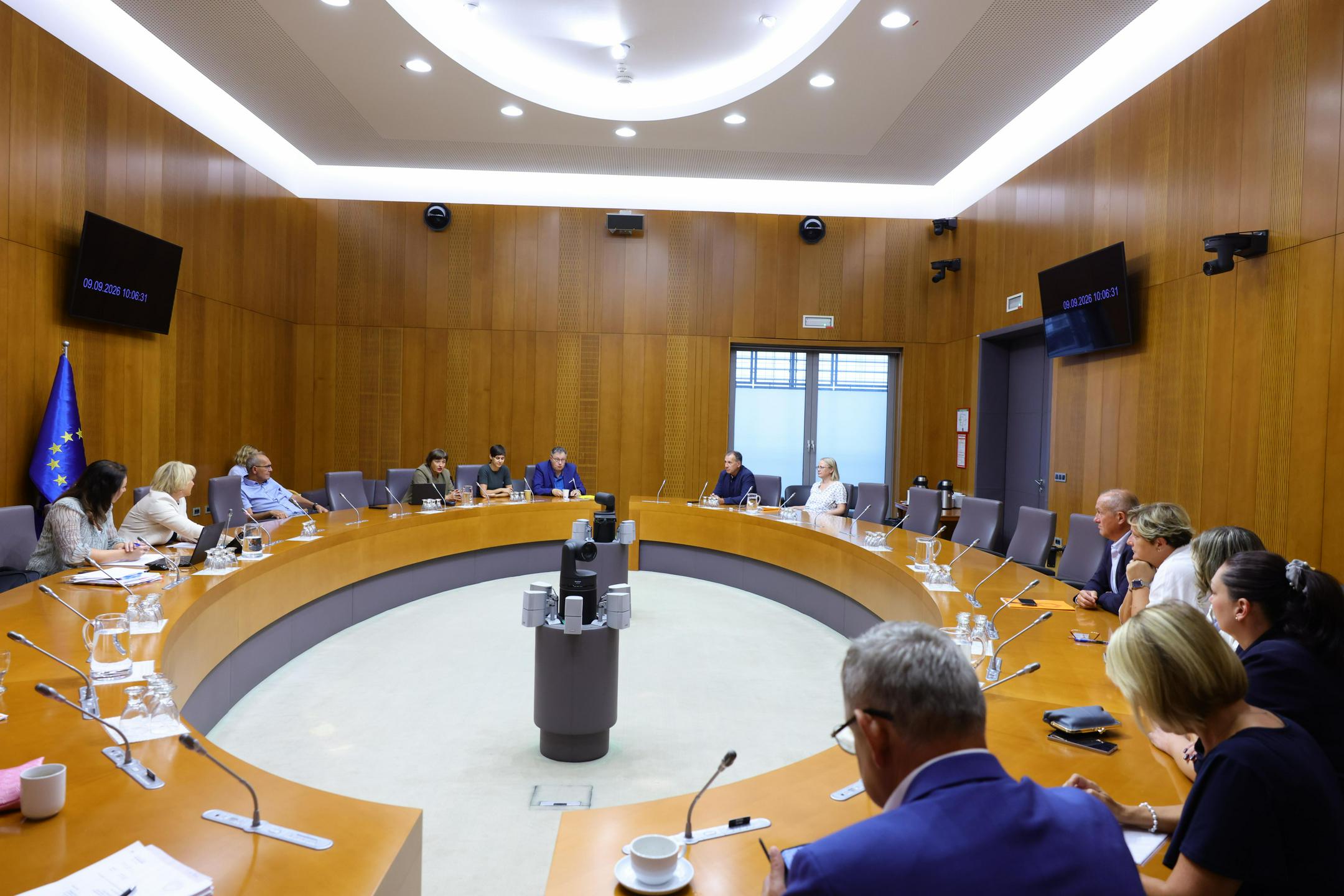 Resni.ca umaknila predlog zakona o testiranju funkcionarjev na droge