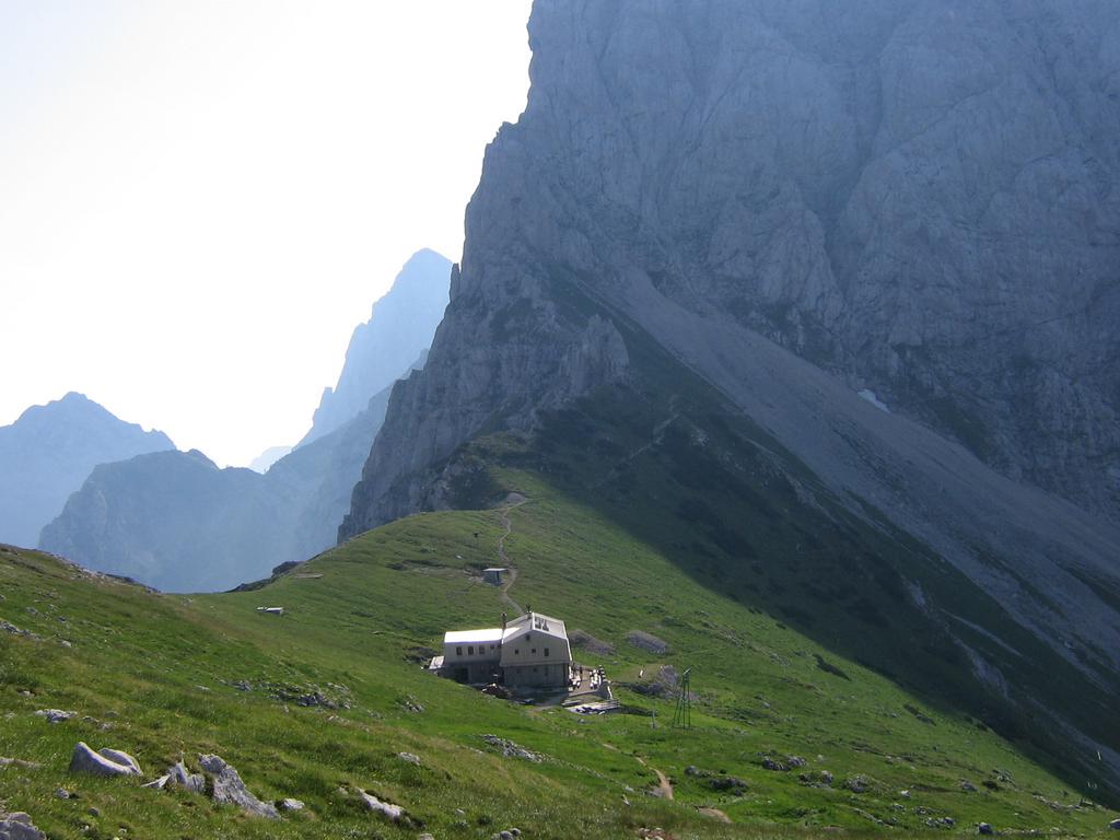 Naj planinski koči 2026 Kamniška koča na Kamniškem sedlu in Koča na Ljubelju