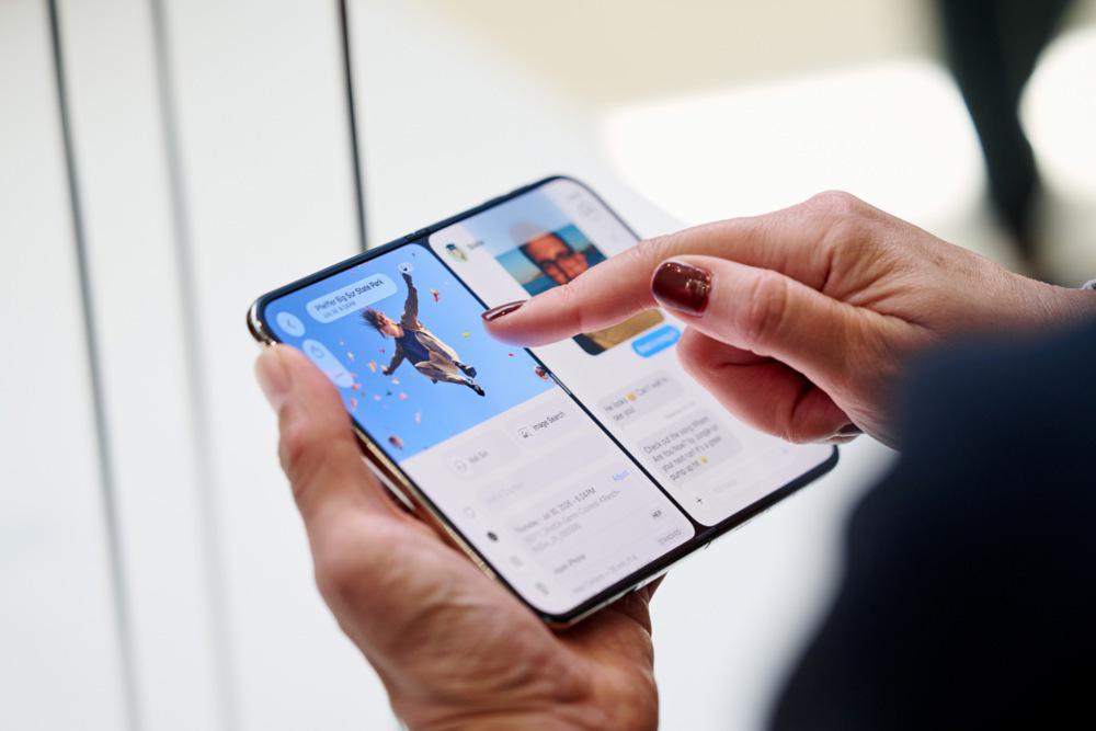Apple predstavil iPhone Duo, svoj prvi zložljivi telefon