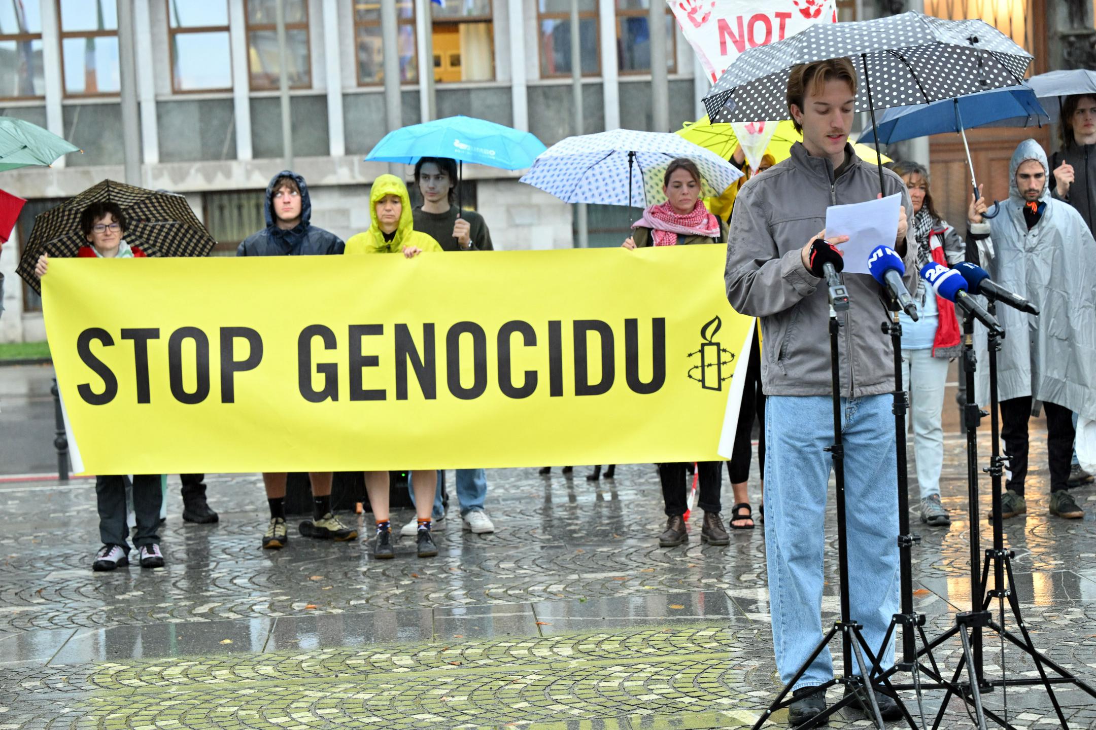 Gideon Sar se je v DZ-ju srečal z Ocvirkom in Breznikom, pred parlamentom nov protest