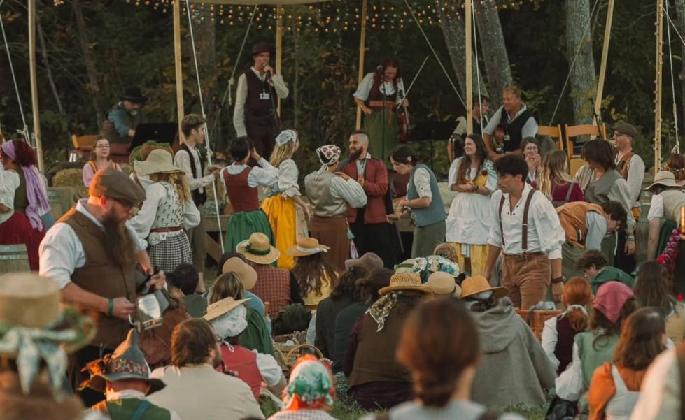 Kostumi, pletenje košar in ples: prvi festival hobitov v Veliki Britaniji