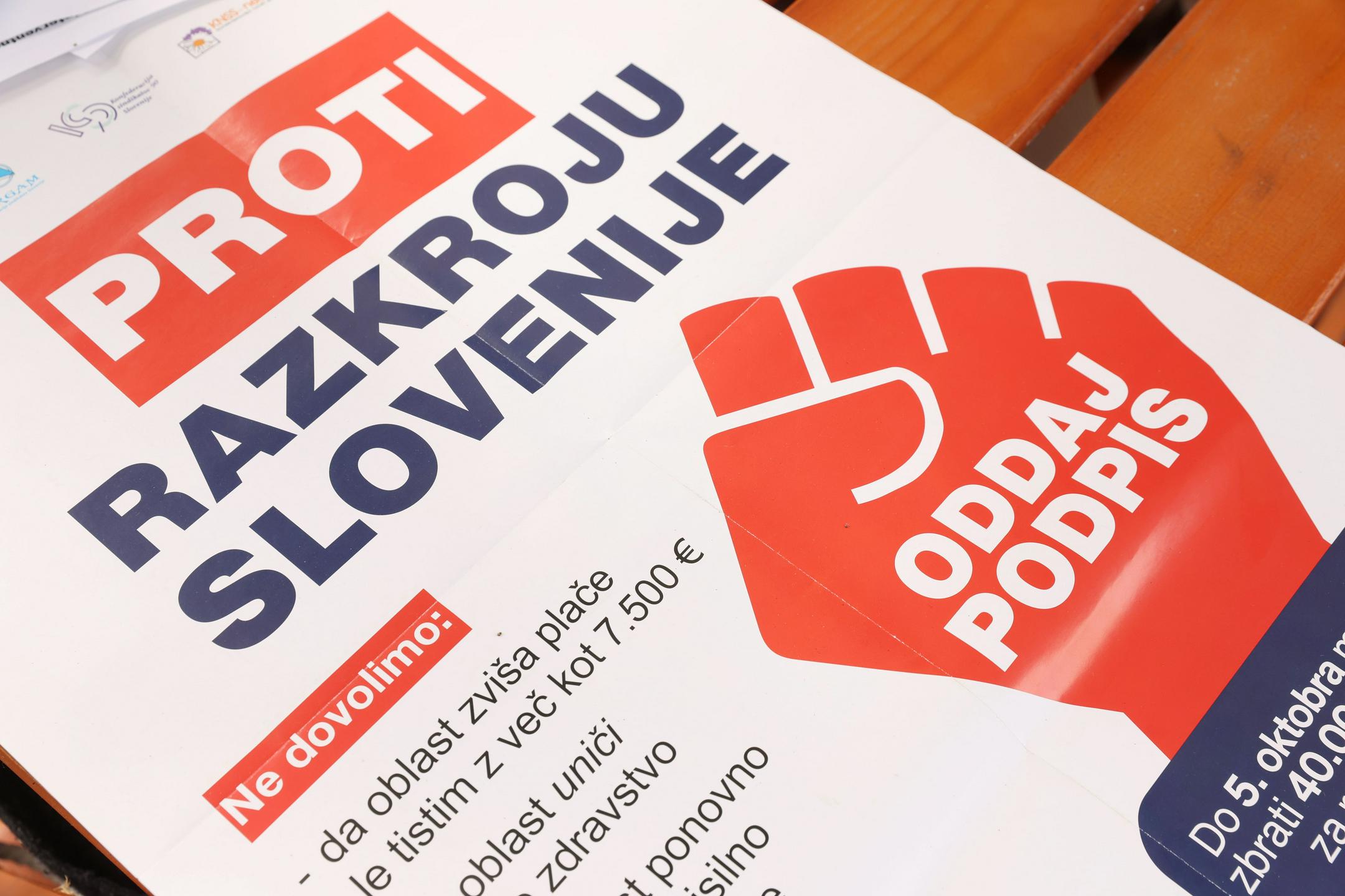 Težave pri oddaji podpisov za referendum. Sindikati in opozicija zahtevajo pojasnila.