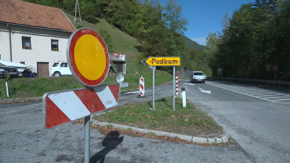 Zaradi nevarnosti zdrsa brežine cesta Sopota-Zagorje zaprta. Dolg obvoz domačinom povzroča težave.