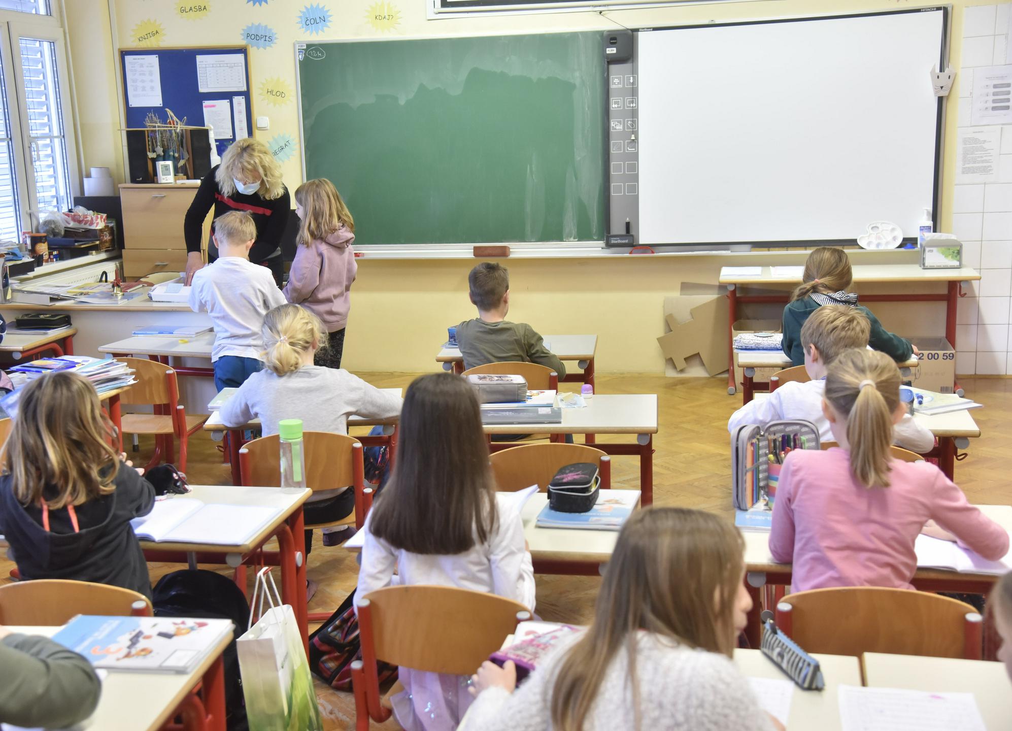 Raziskava Pedagoškega inštituta: Učitelji iz skozi šolsko leto vse bolj izgoreli