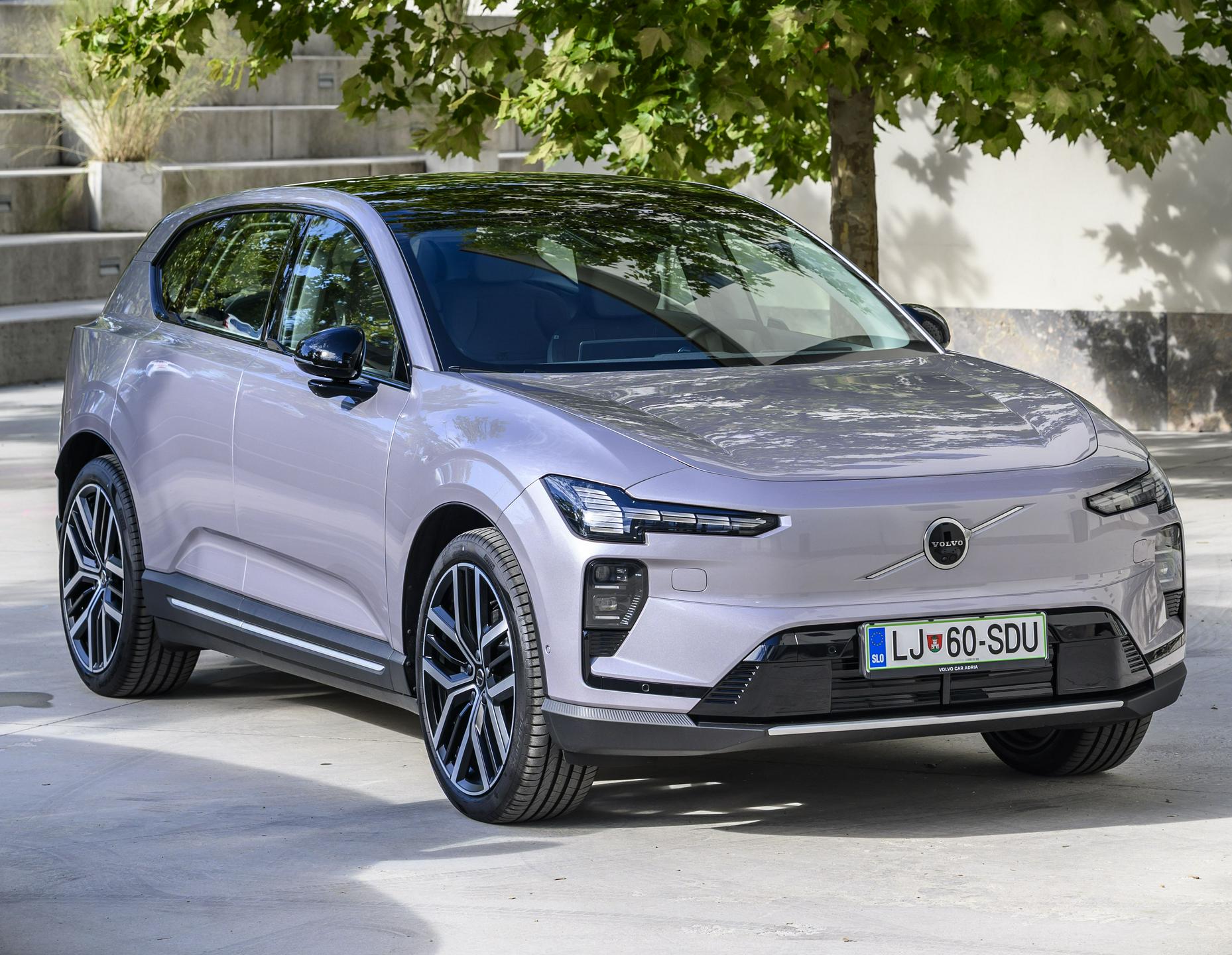 Volvo EX60 obljublja 810 kilometrov dosega in zelo hitro polnjenje