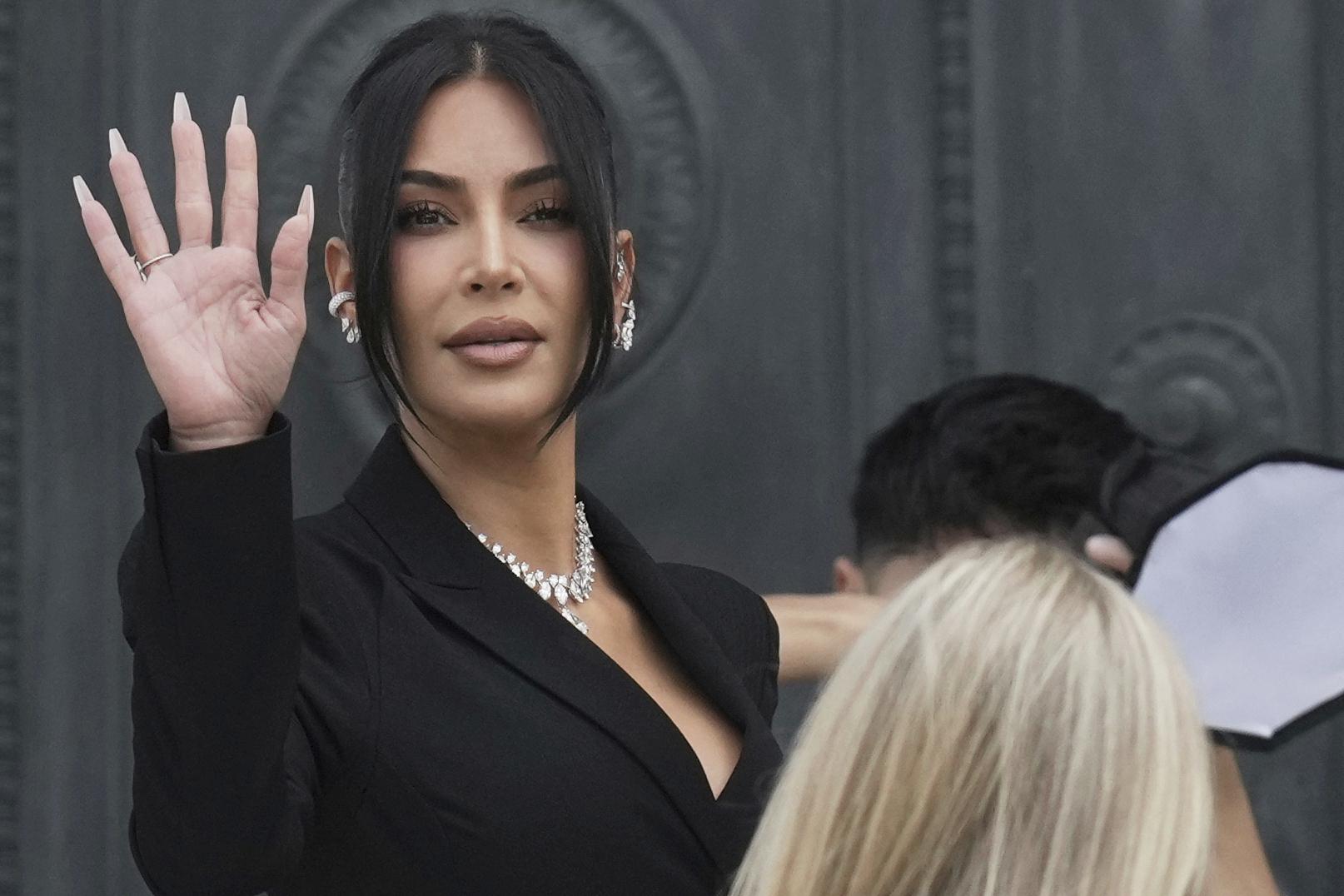 Kim Kardashian zaradi ropa "dedkov roparjev" dobila en evro odškodnine