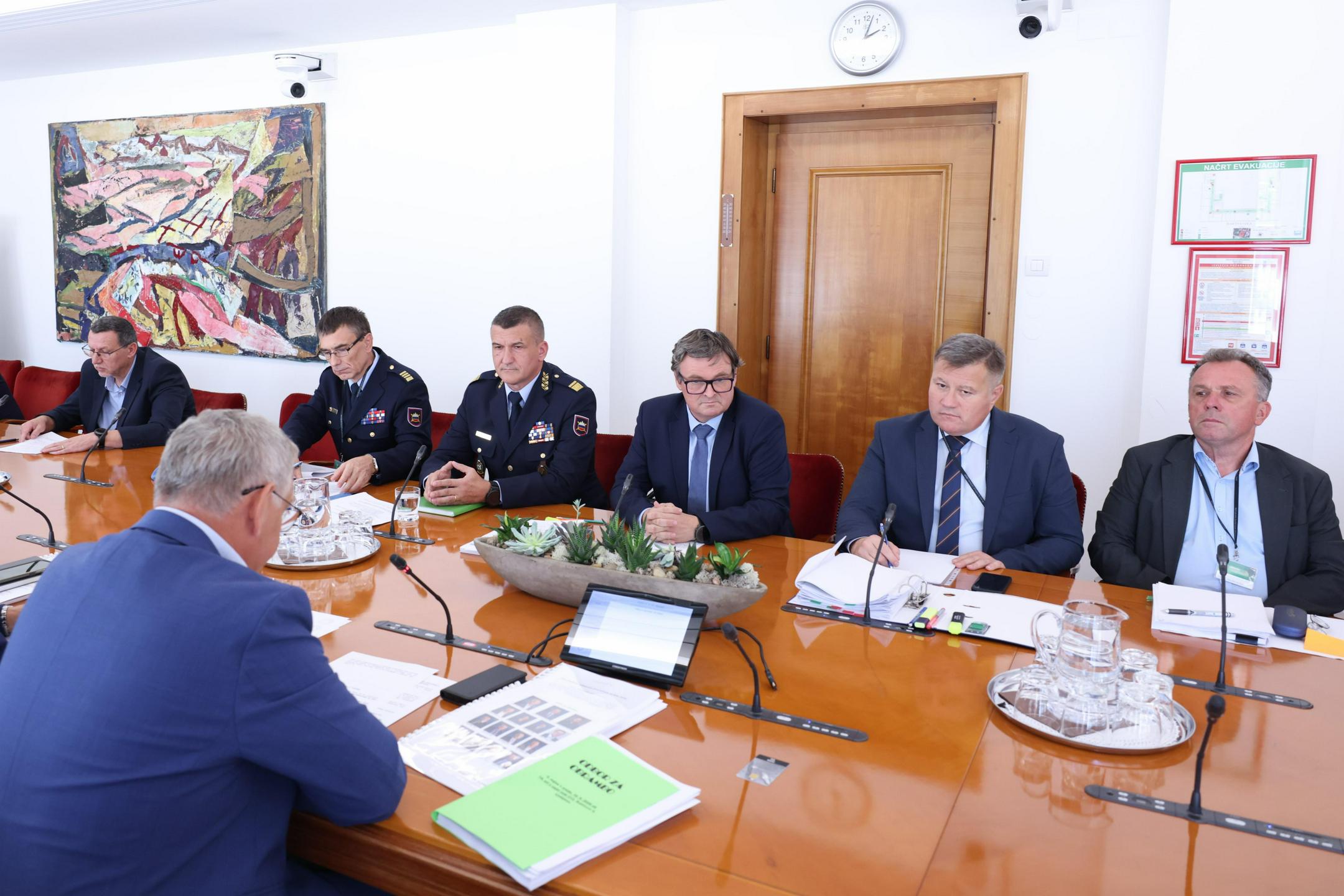Za obrambo 300 milijonov evrov več