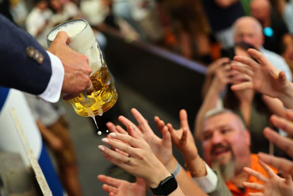 Za litrski vrček piva na Oktoberfestu letos že 15,61 evra – petkrat več kot leta 1985