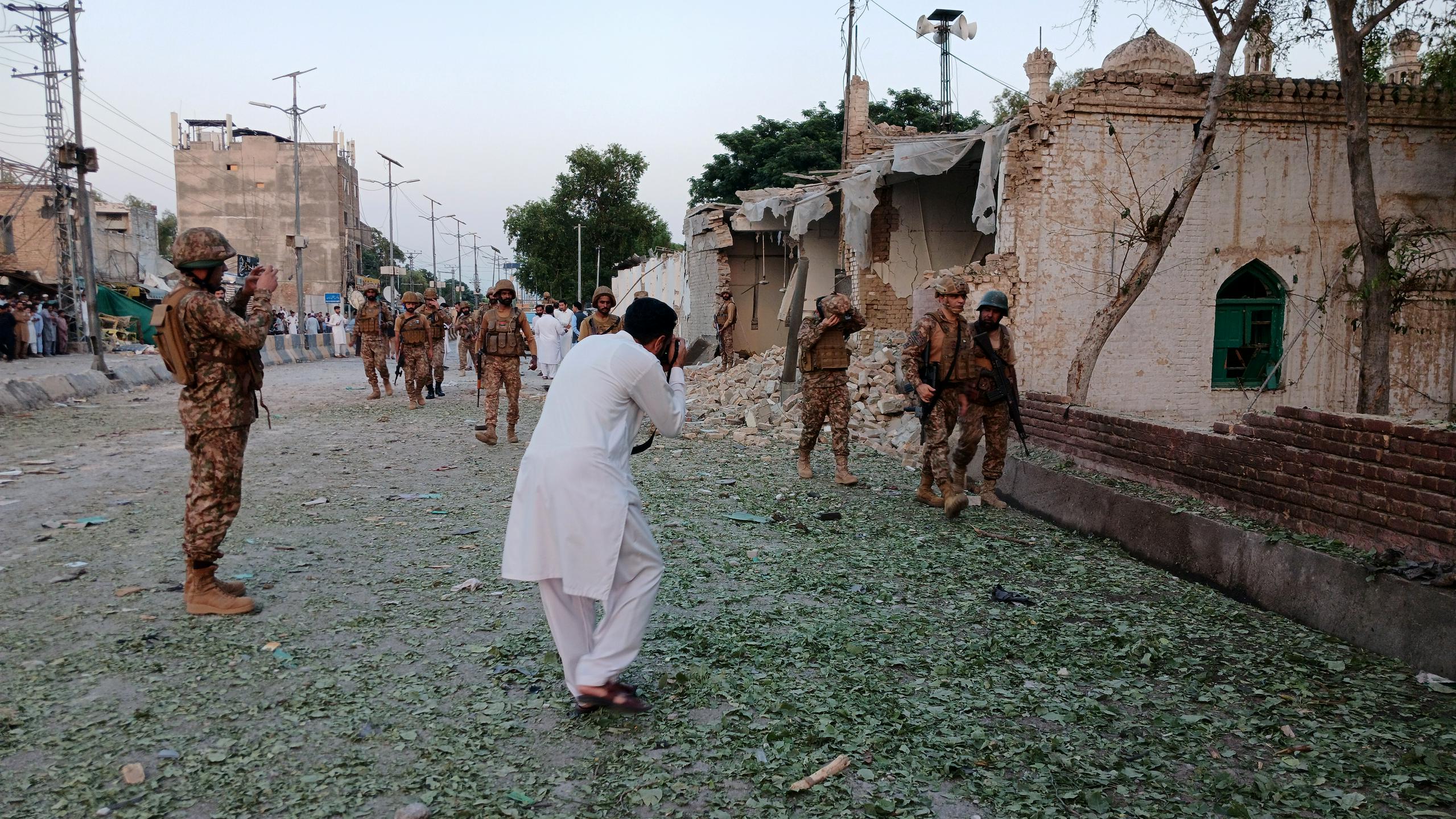 V eksploziji avtomobila bombe v Pakistanu ubitih najmanj 16 ljudi