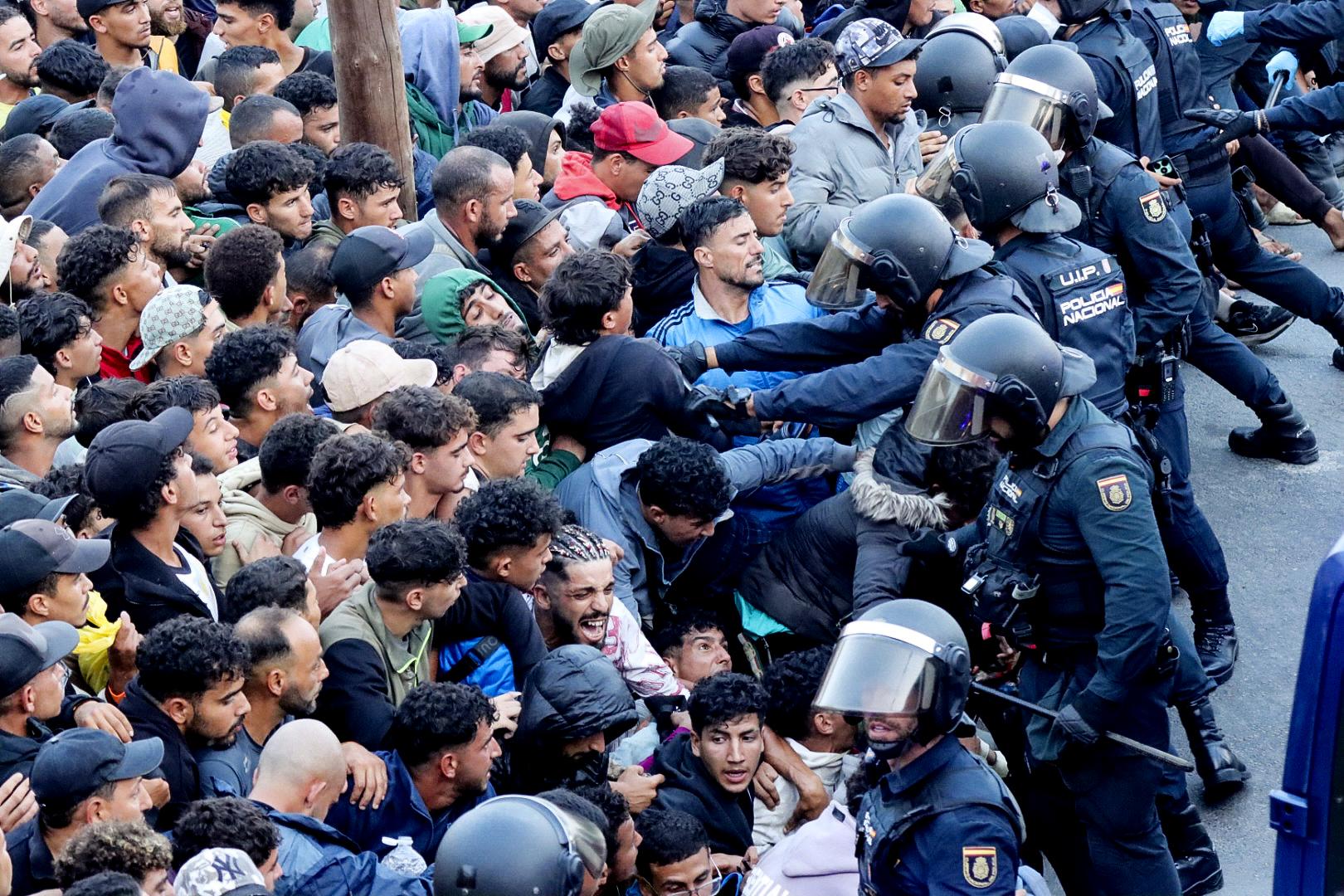 Španska policija več sto prebežnikov v Ceuti premestila s plaž v začasne nastanitve