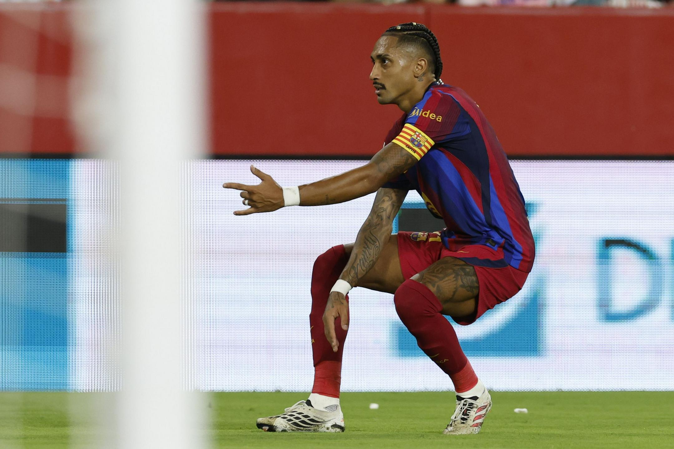 Raphinha s hat-trickom v Sevilli nadaljeval udaren start Barcelone
