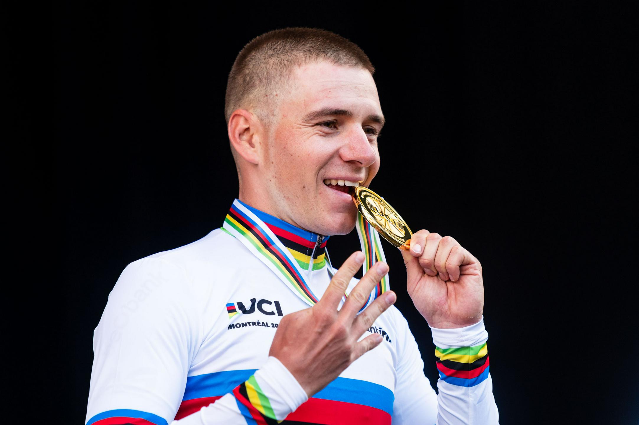Evenepoel še peto leto zapored oblekel mavrično majico