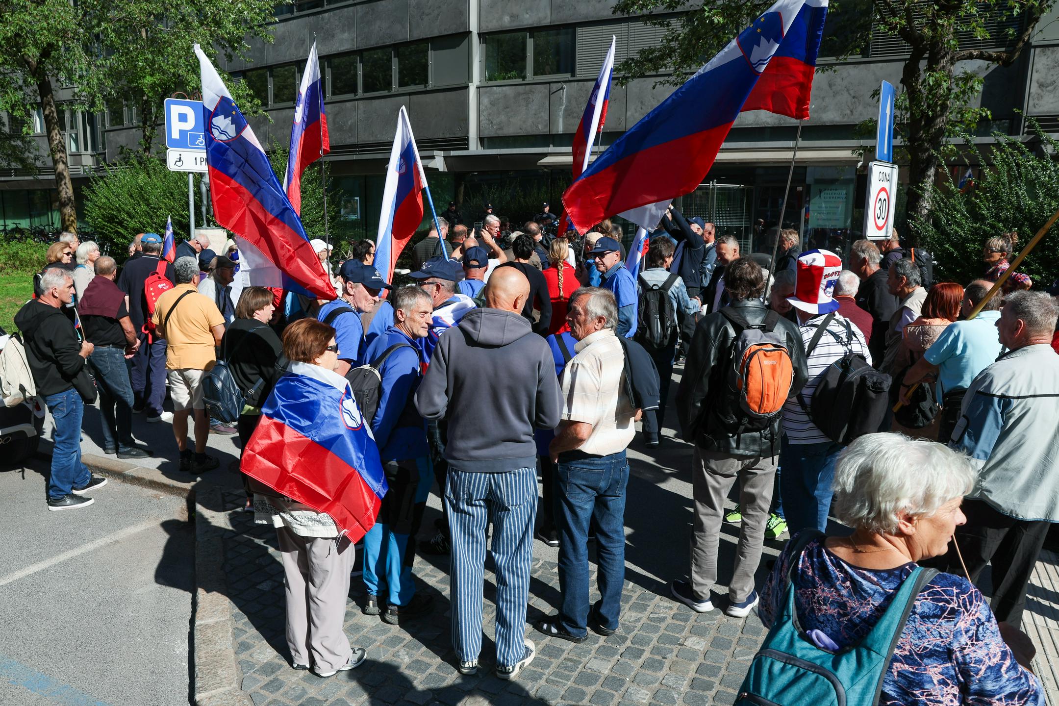 Inštitut 1. oktober s pozivi k referendumski podpori ukinitve RTV-prispevka