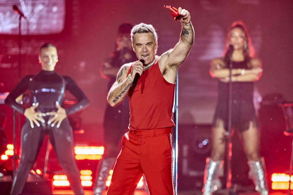 Robbie Williams po odpovedi koncerta z razočaranimi oboževalci prepeval pred hotelom