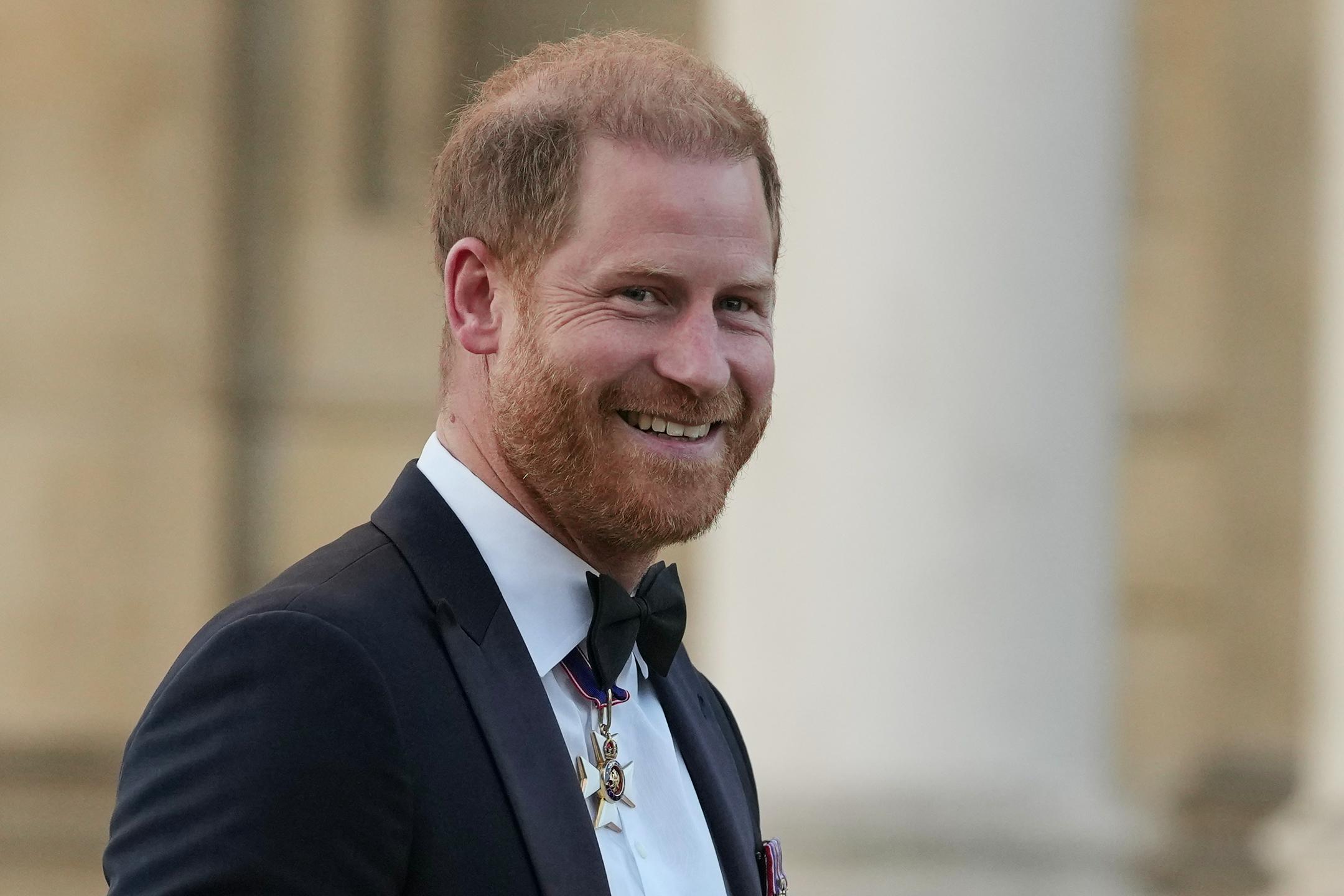 Princ Harry vesel, da je spet na britanskih tleh, tudi otroka sta srečna v novi šoli