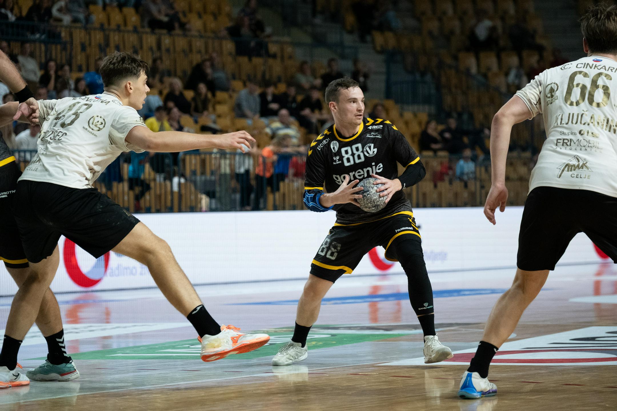 Velenjske ose po dramatičnem zaključku do zmage na derbiju v Zlatorogu