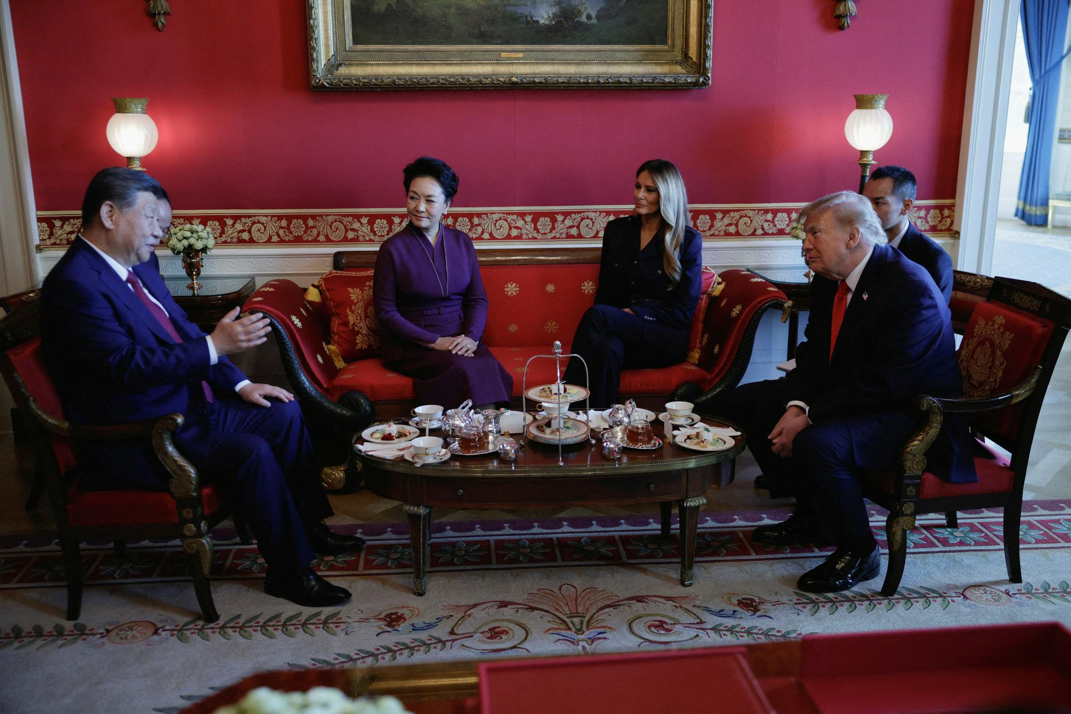 Trump naj bi Kitajski ponudil prodajo orožja