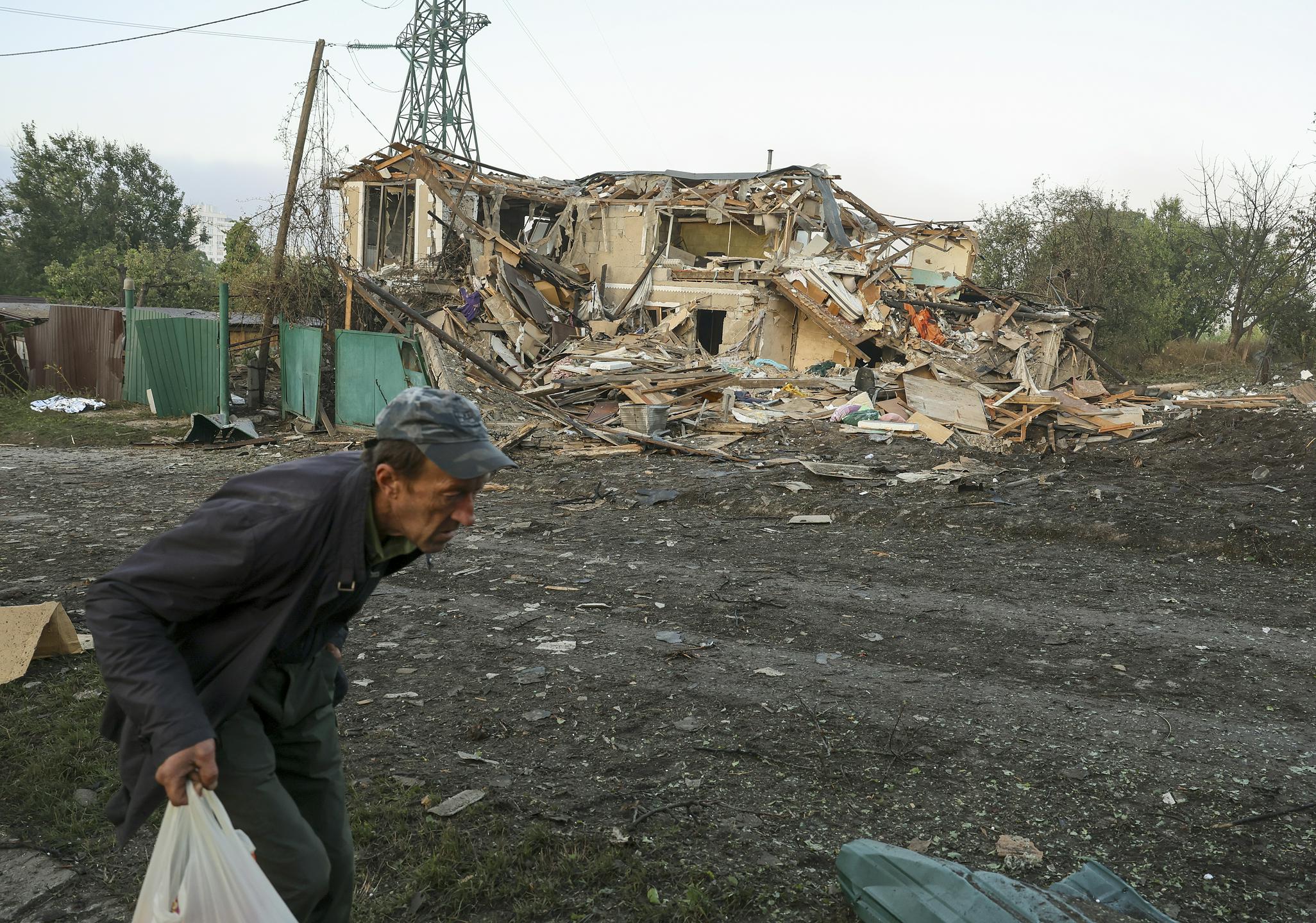 Iz Kijeva poročajo o štirih žrtvah ruskih napadov z raketami in letalniki. Med ubitimi otrok.