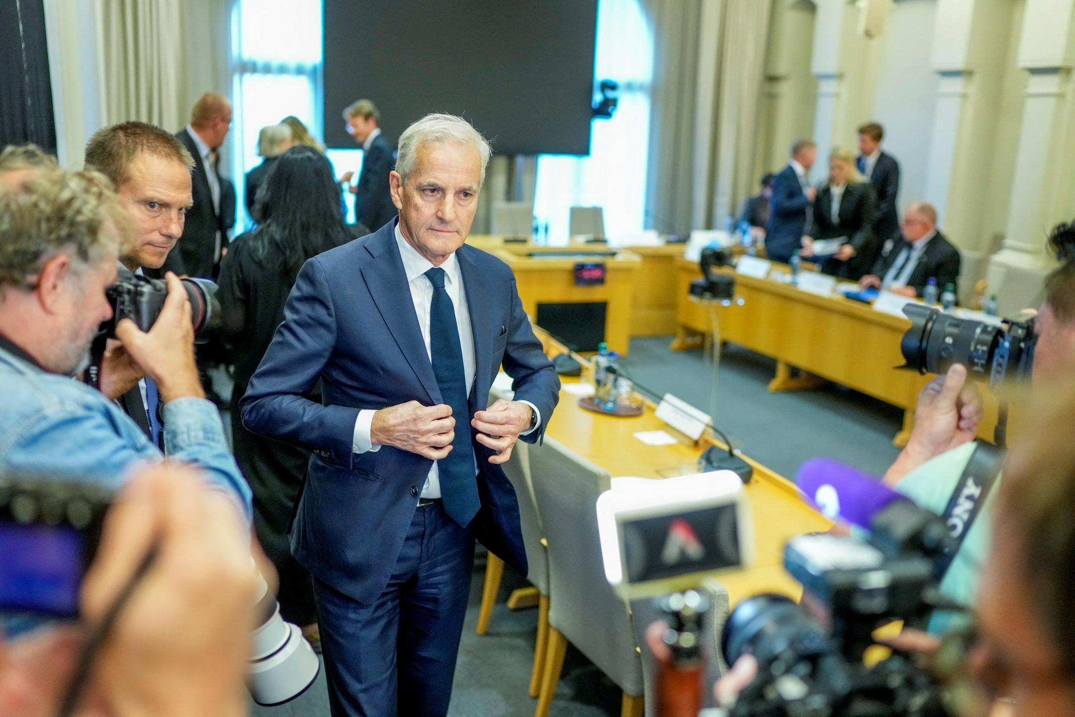 Norveški parlament začel zaslišanja ministrov o povezavah z Epsteinom