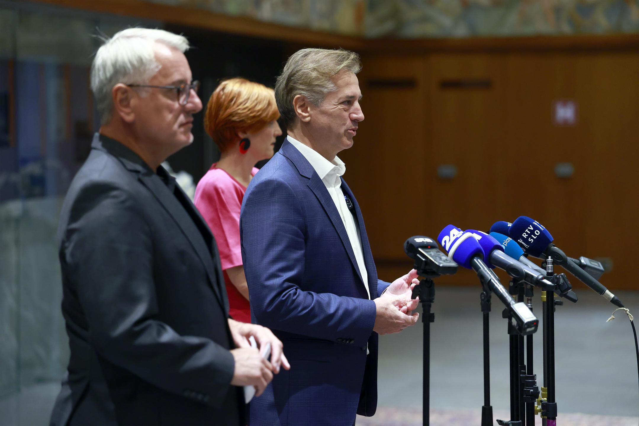 Golob, Han in Vrečko pozivajo h glasovanju štirikrat proti