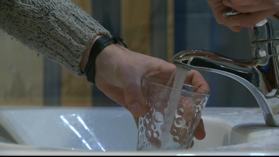 Prva raziskava prisotnosti mikroplastike v pitni vodi: Odkrili veliko ostankov tkanin