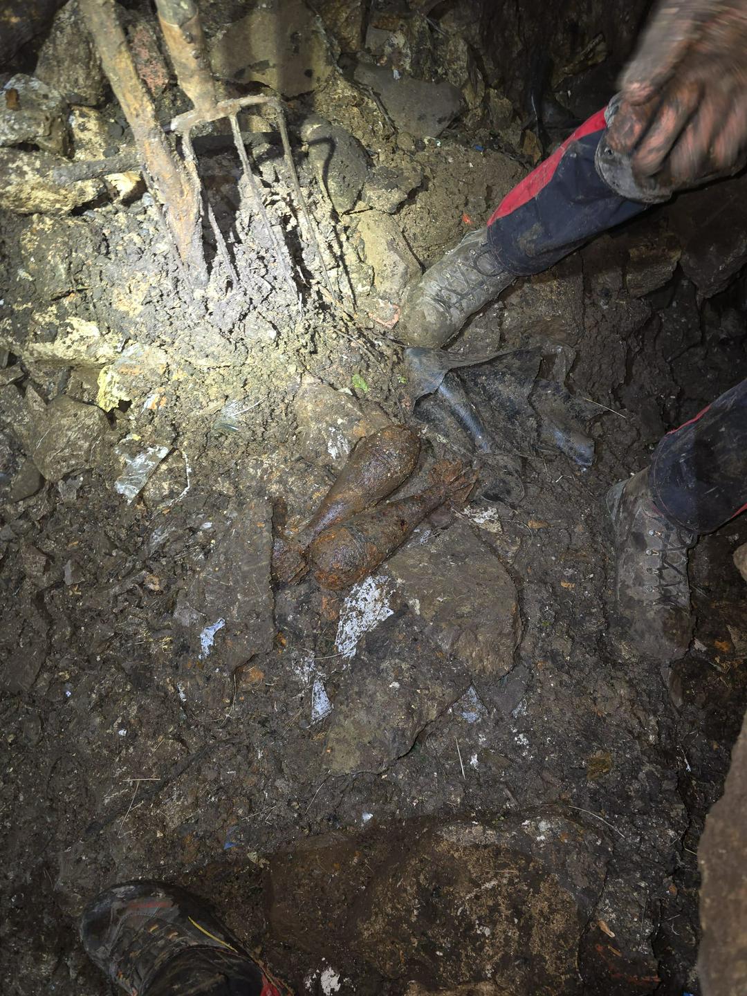 Iz kraške jame na vodovarstvenem območju izvlekli smeti in mine