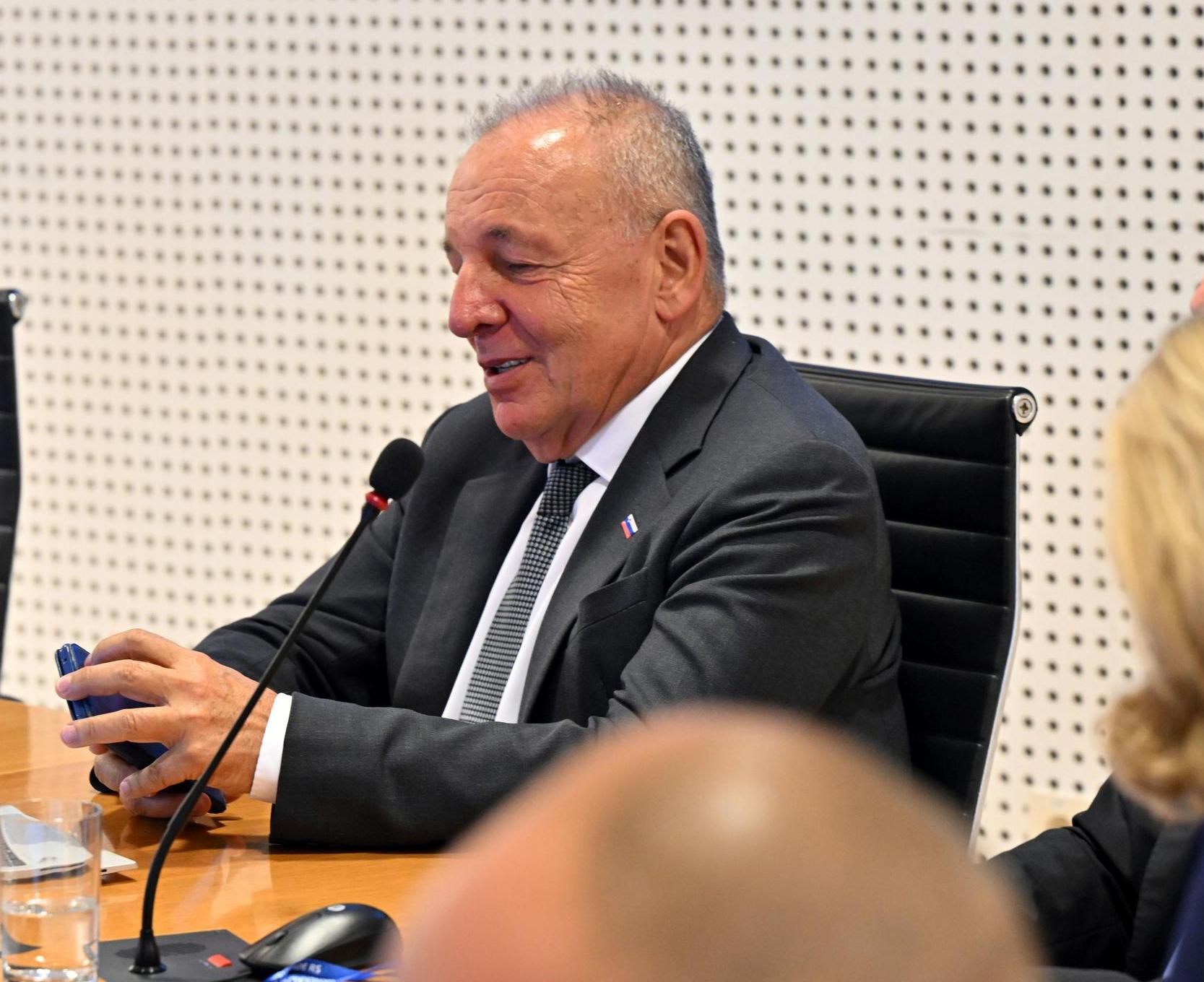 Kaj je glede rezov v javnem sektorju sklenila vlada?