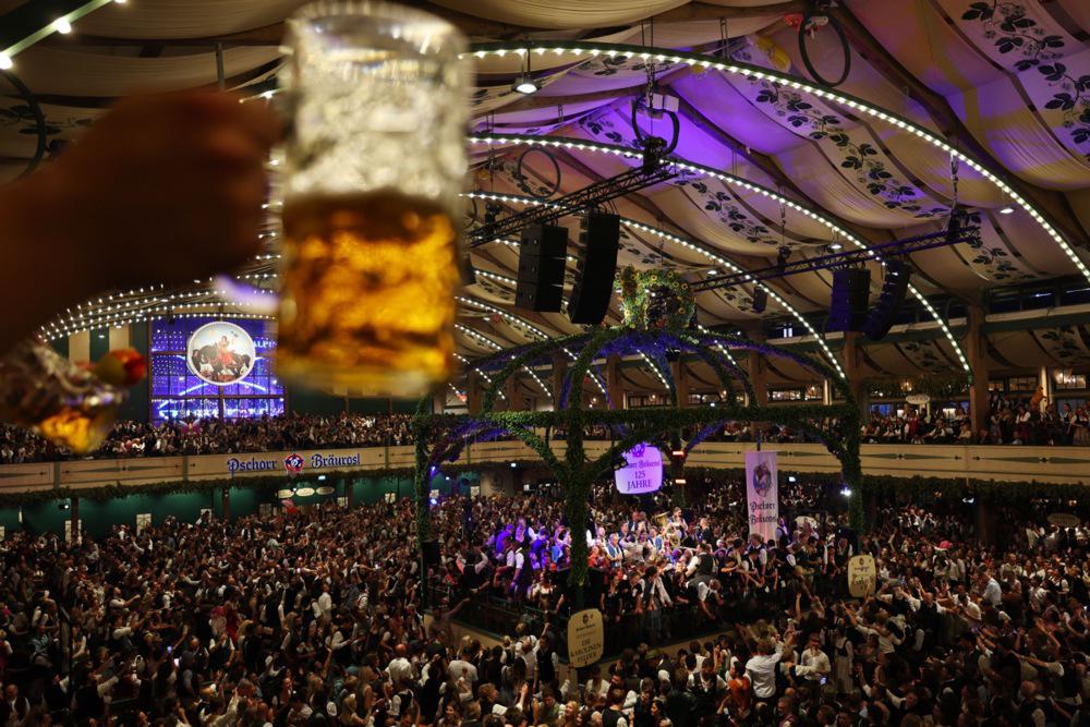 Na Oktoberfestu se je veseljačila rekordna množica