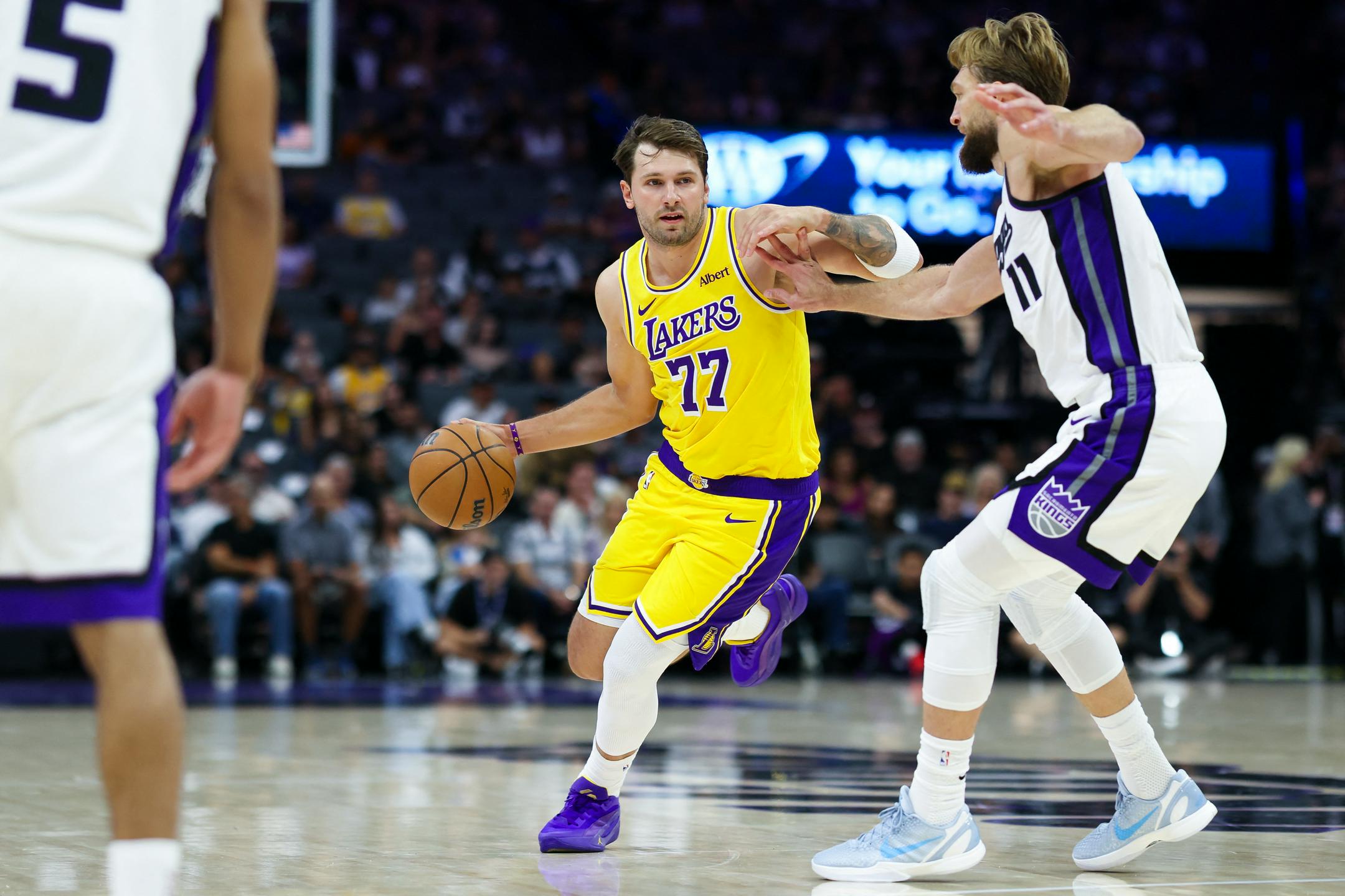 21 točk Dončića ob gladki zmagi Lakersov na ogrevanju s Kingsi