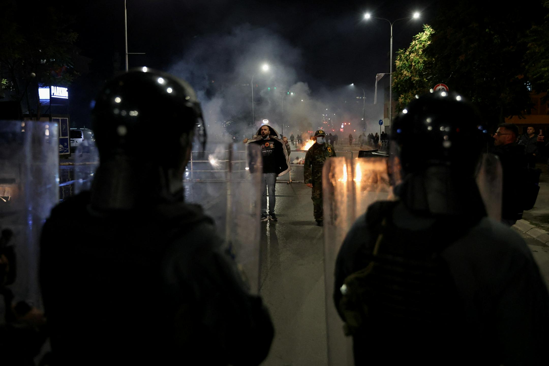 Na Kovosu izbruhnili protesti zaradi nesprejetega zakona o sodišču za vojne zločine