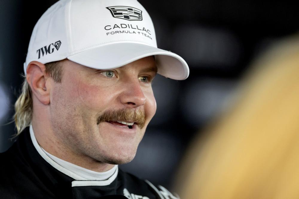 Dirkač Valtteri Bottas do naslednje dirke hiti na kolesu