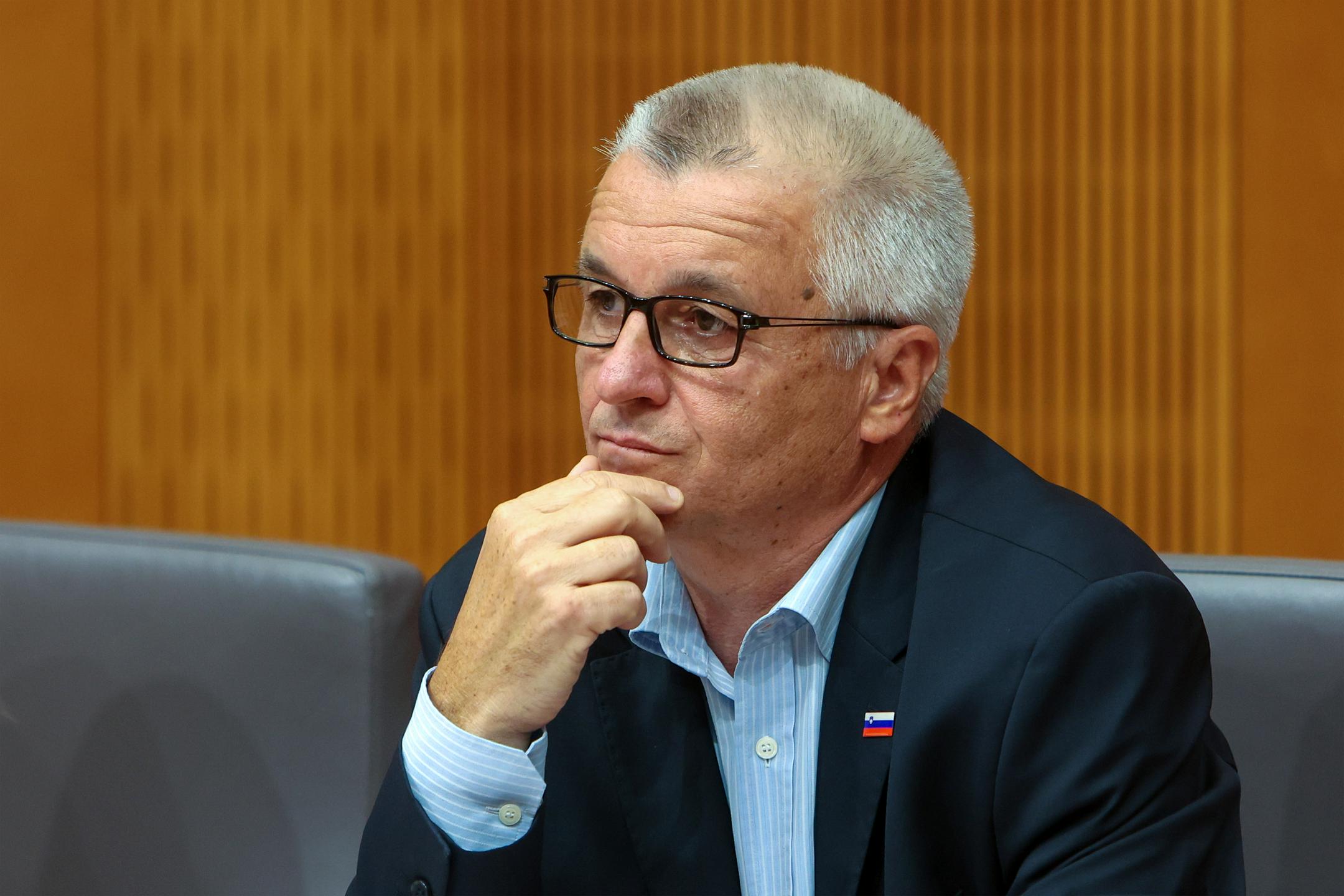 Rado Gladek: Državljane bi vprašali o "zmanjšanju birokratskega aparata javne uprave"
