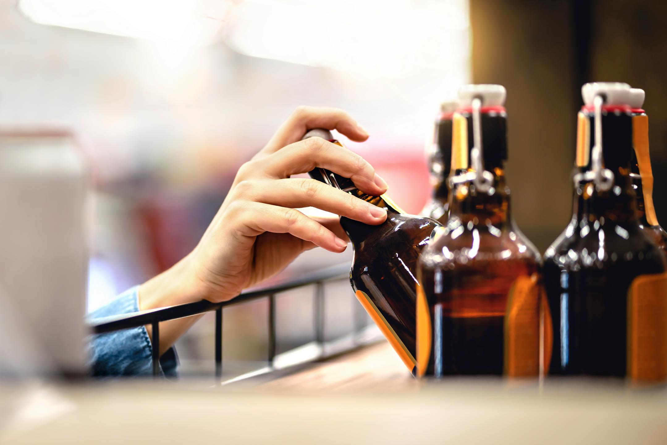 Rahljanje omejitev prodaje alkohola in tobaka? Osnutek zakona nakazuje to možnost.