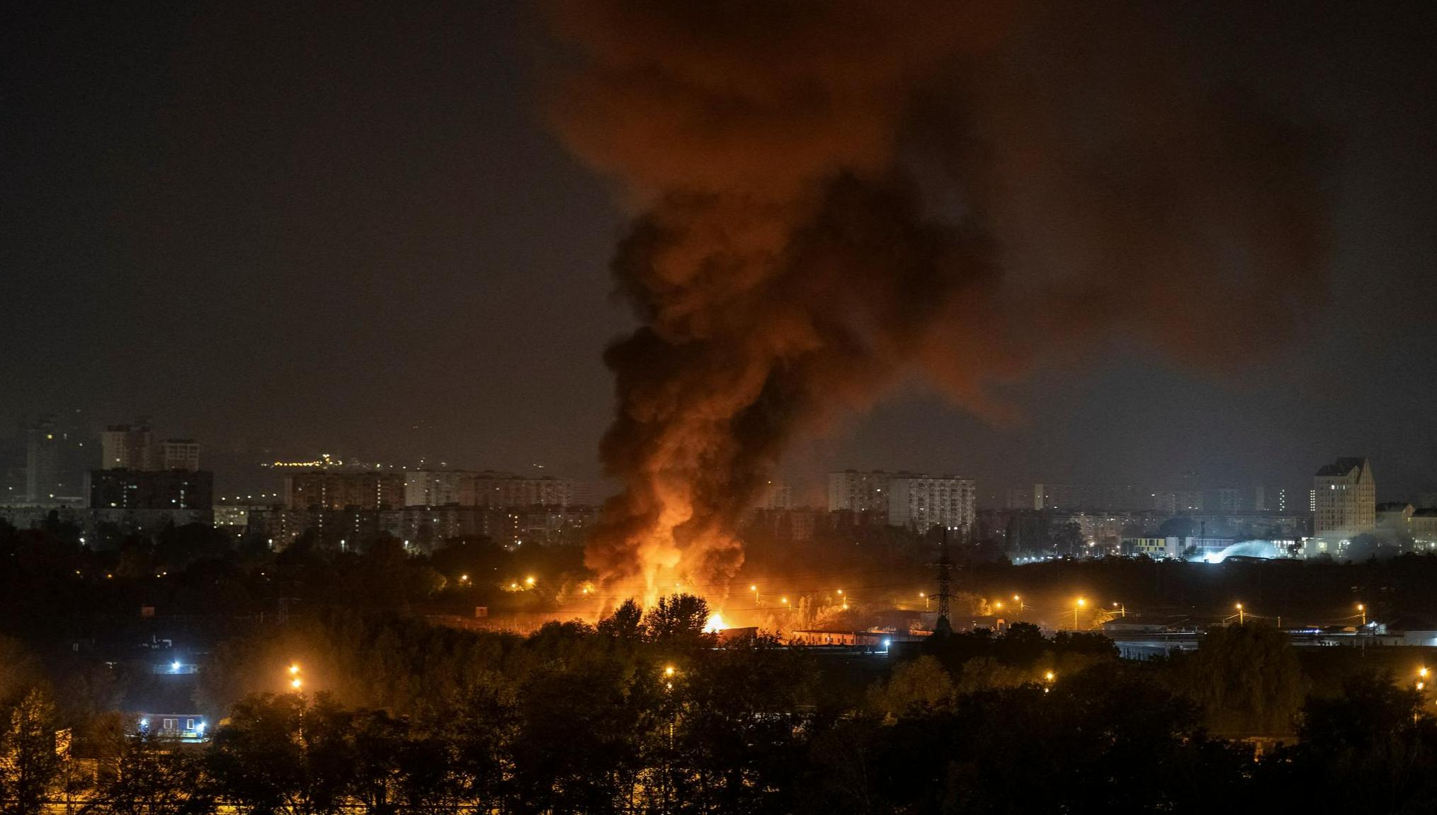 V ruskih napadih na Kijev ubita dva človeka. Rusija napadla tudi druge dele Ukrajine.
