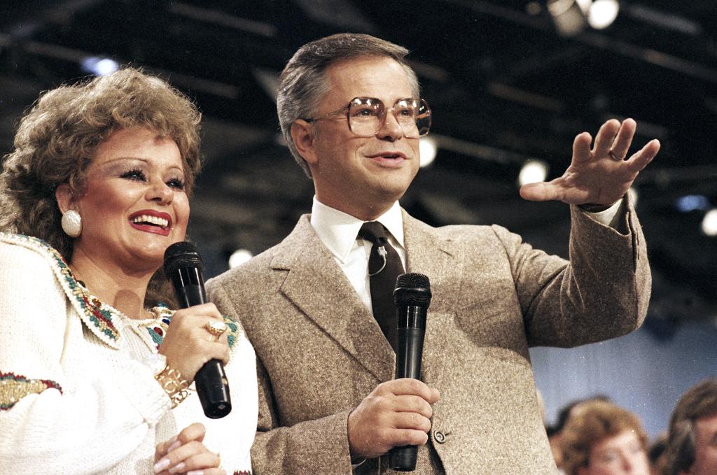 Umrl ameriški televangelist Jim Bakker, vpleten v goljufijo vernikov in spolni škandal
