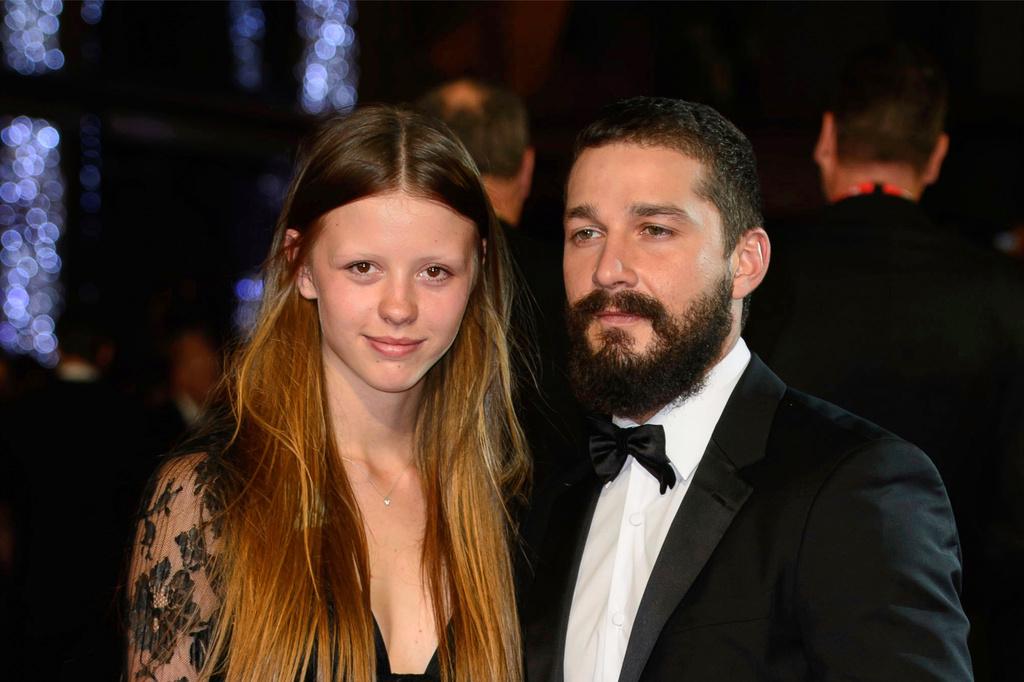 Konec burnega desetletnega zakona – Mia Goth vložila zahtevek za ločitev od Shie LaBeoufa