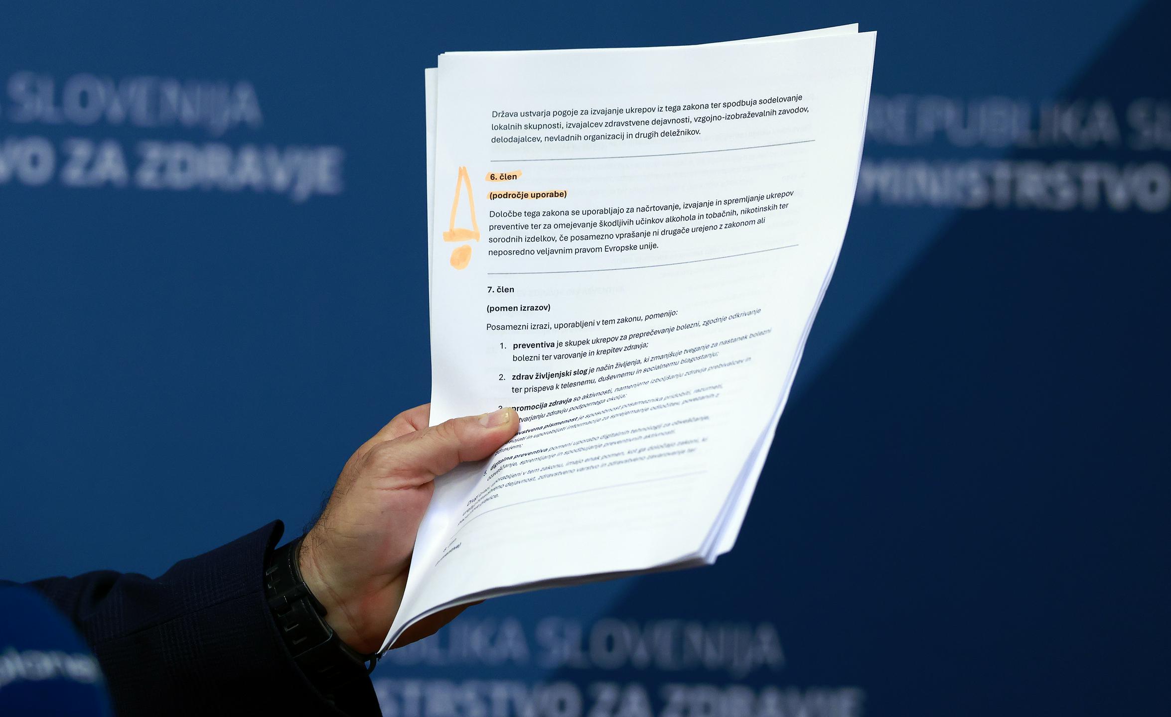 Kako je mogoče, da je minister prinesel dokument, o katerem je bil trdil, da ga nima?