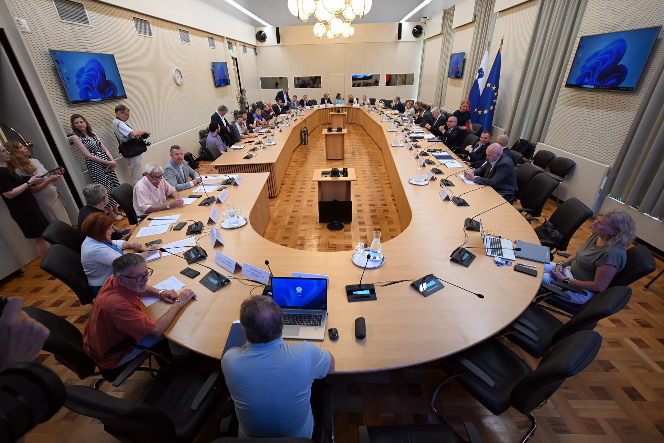 Sindikati in delodajalci se strinjajo, naj bo uskladitev dohodninske lestvice višja od predlagane