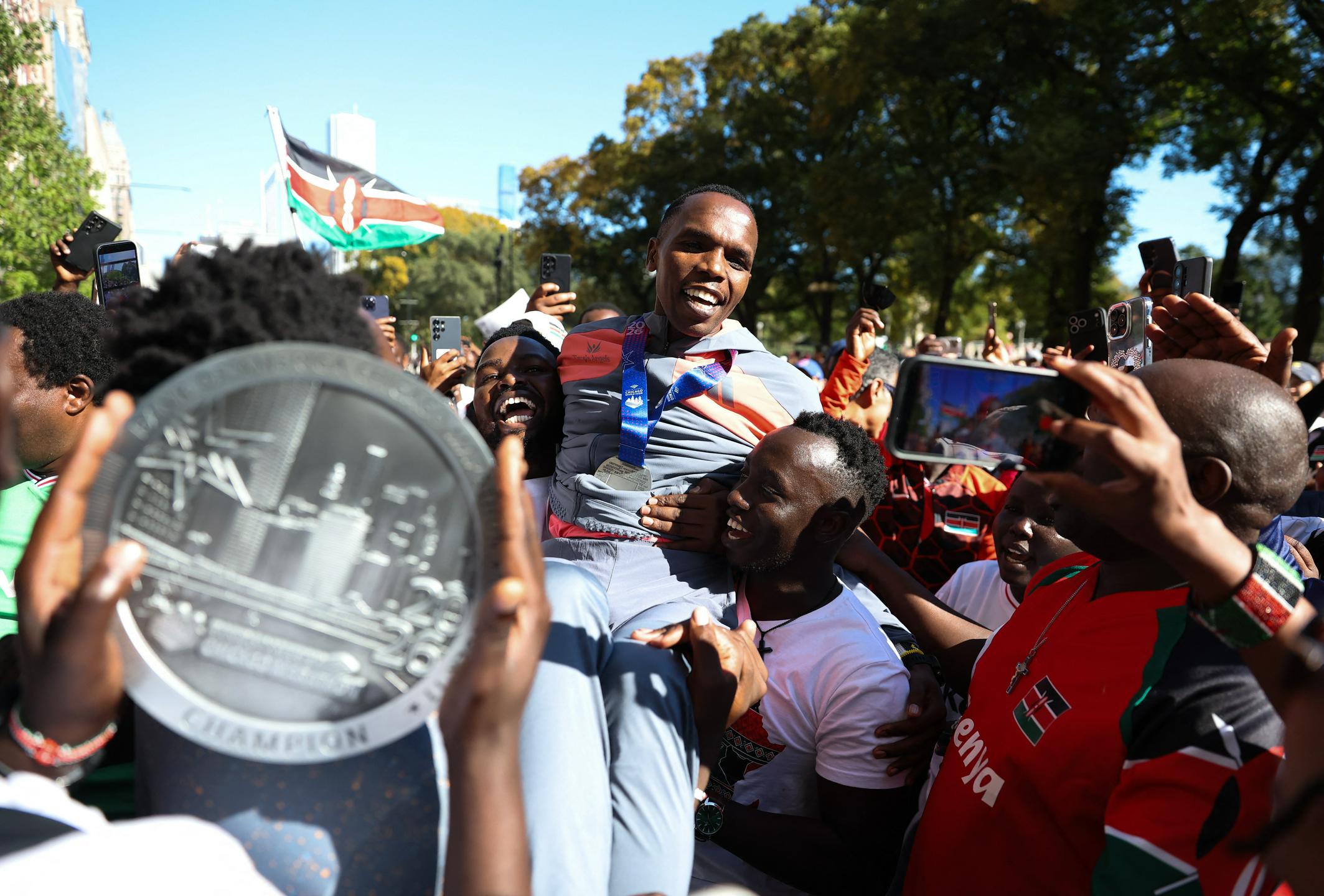 Kenijec Kipruto in Etiopijka Feysa zmagovalca maratona v Chicagu