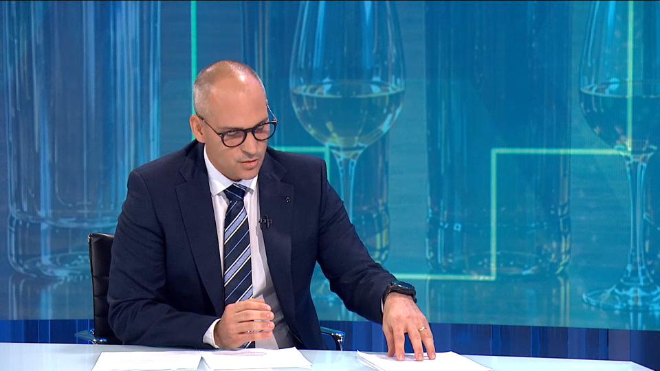 Ostrc v studio prinesel osnutek zakona, ki je enak osnutku, do katerega je bila kritična stroka