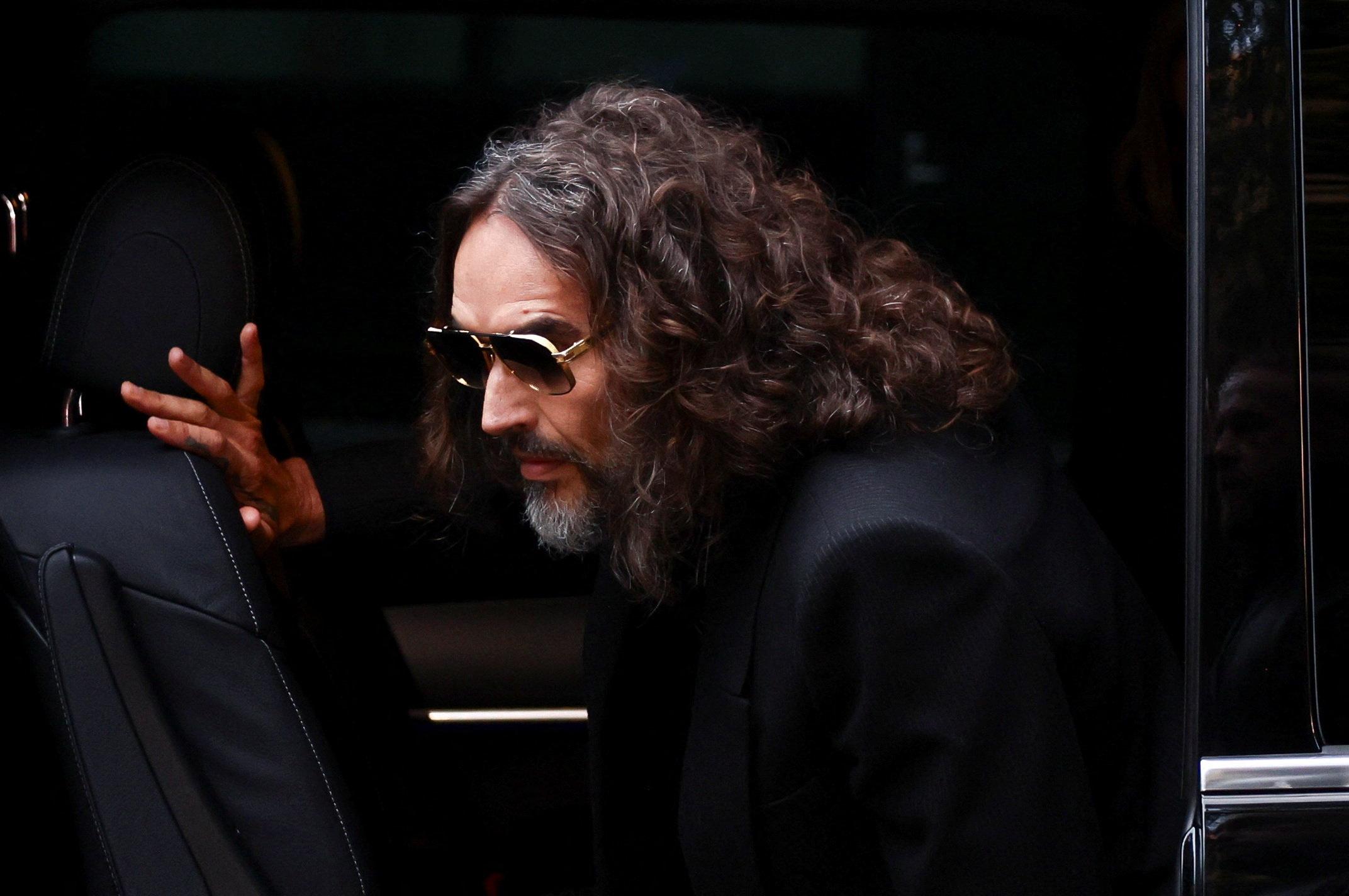 "Brezobziren spolni predator": Russell Brand zaradi spolnih napadov sedel na zatožno klop.