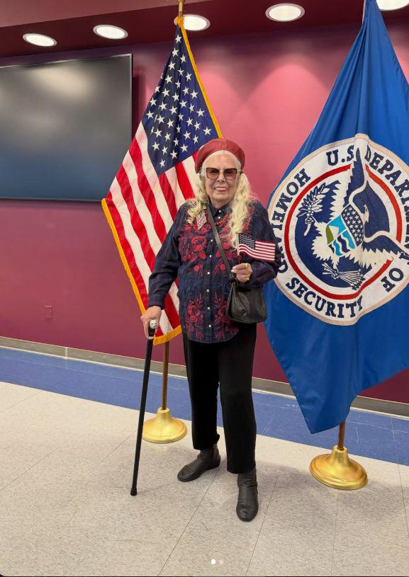 Joni Mitchell po 62 letih v ZDA dobila ameriško...