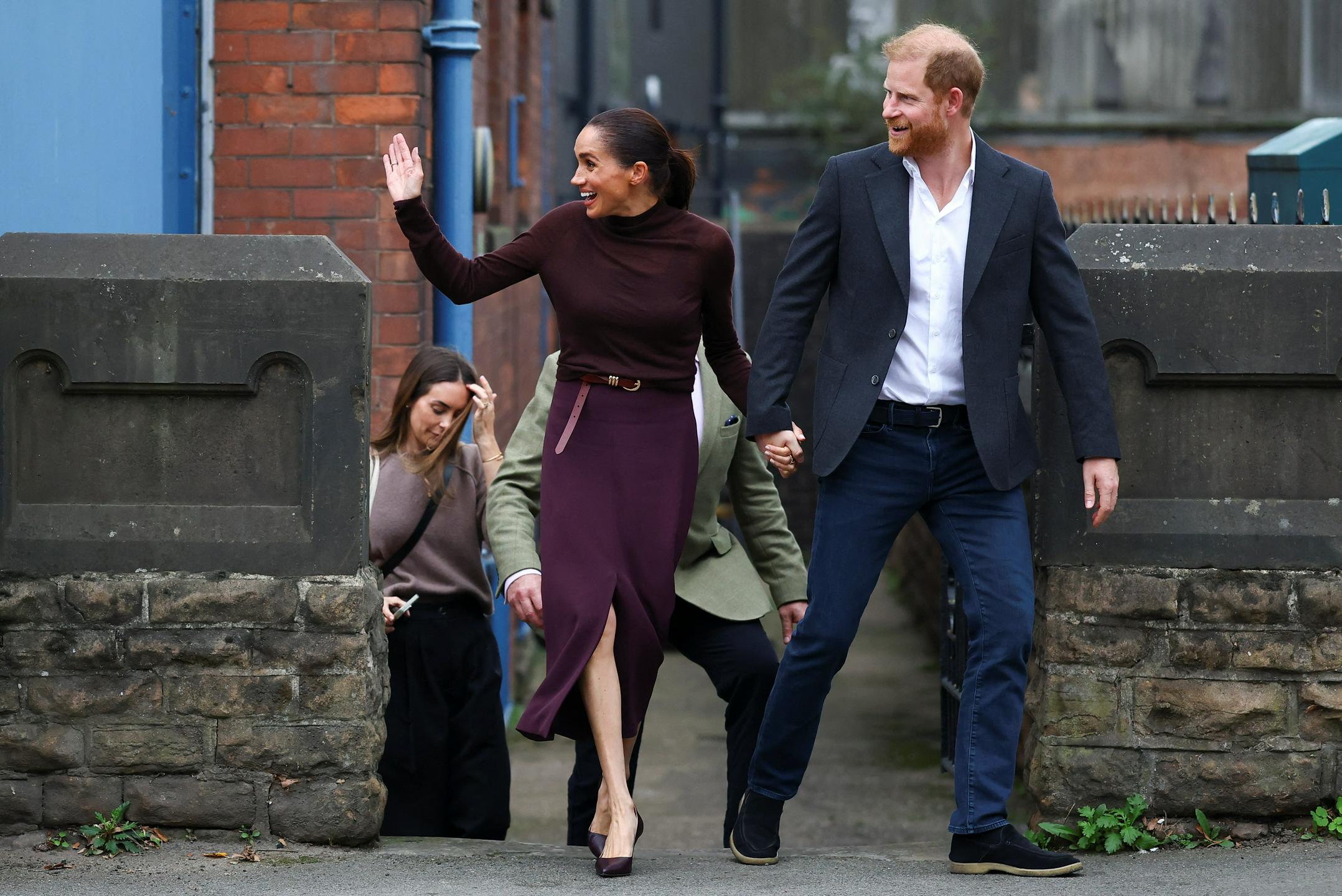 Novi kraljevi zapleti: Harry in Meghan spet v ospredju, presenečenja na dvoru