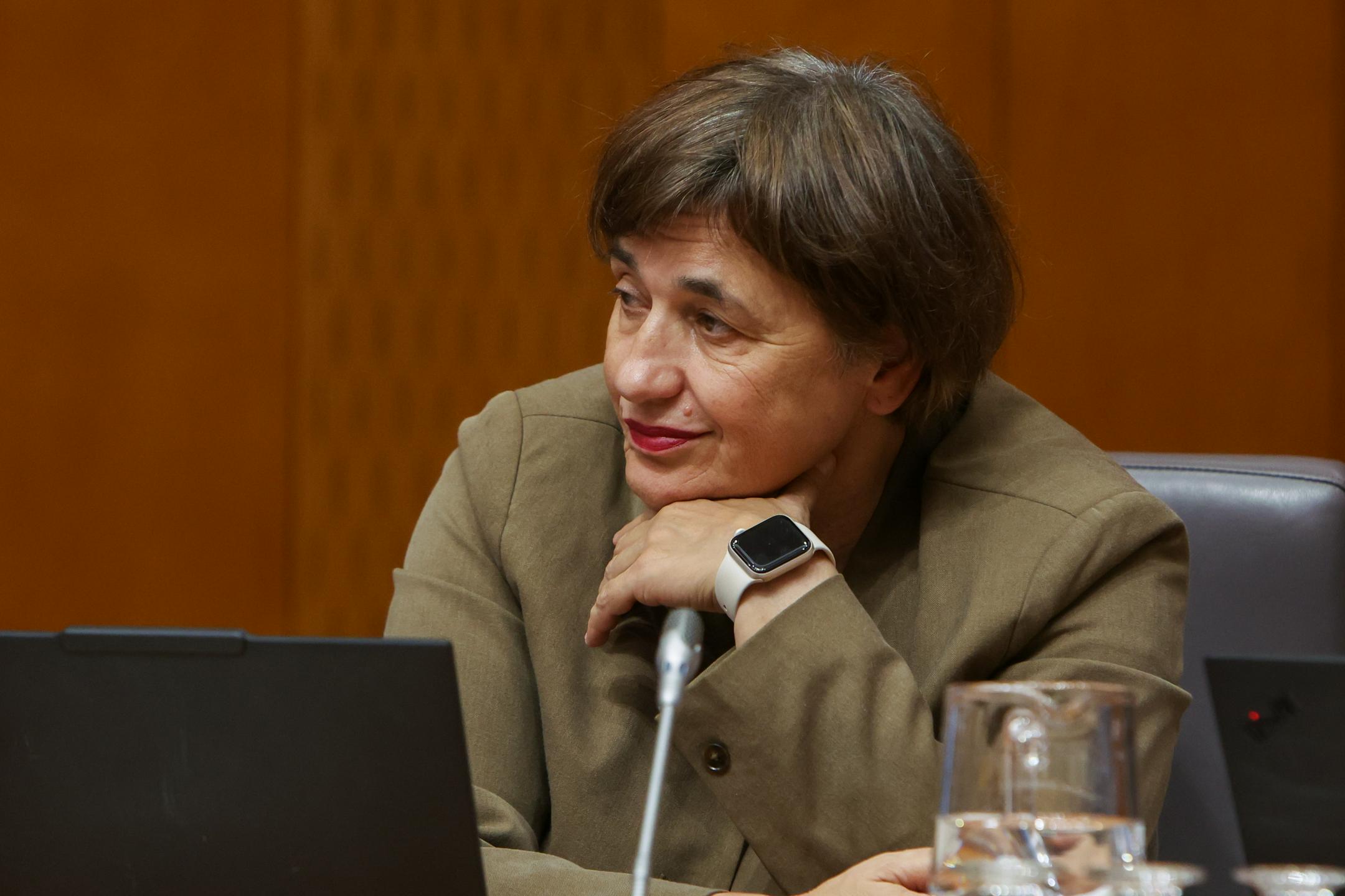Sukič proti Mahniču vrgla poslovnik, a ga ni "ciljala". Kokot se počuti ogroženo.
